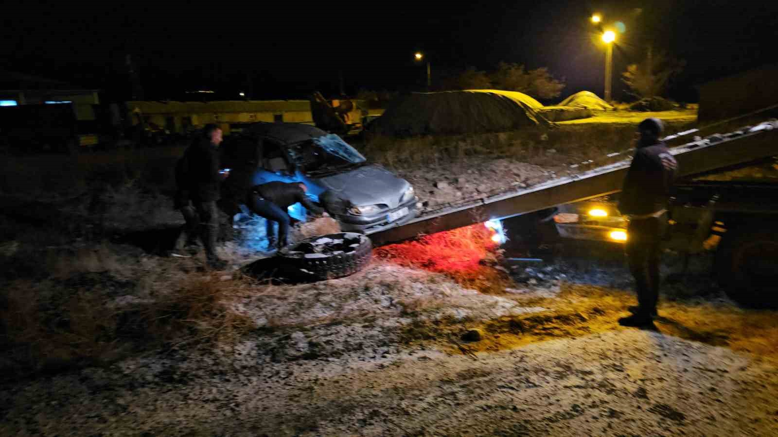 Buzlanan yolda otomobil takla attı: 3 yaralı