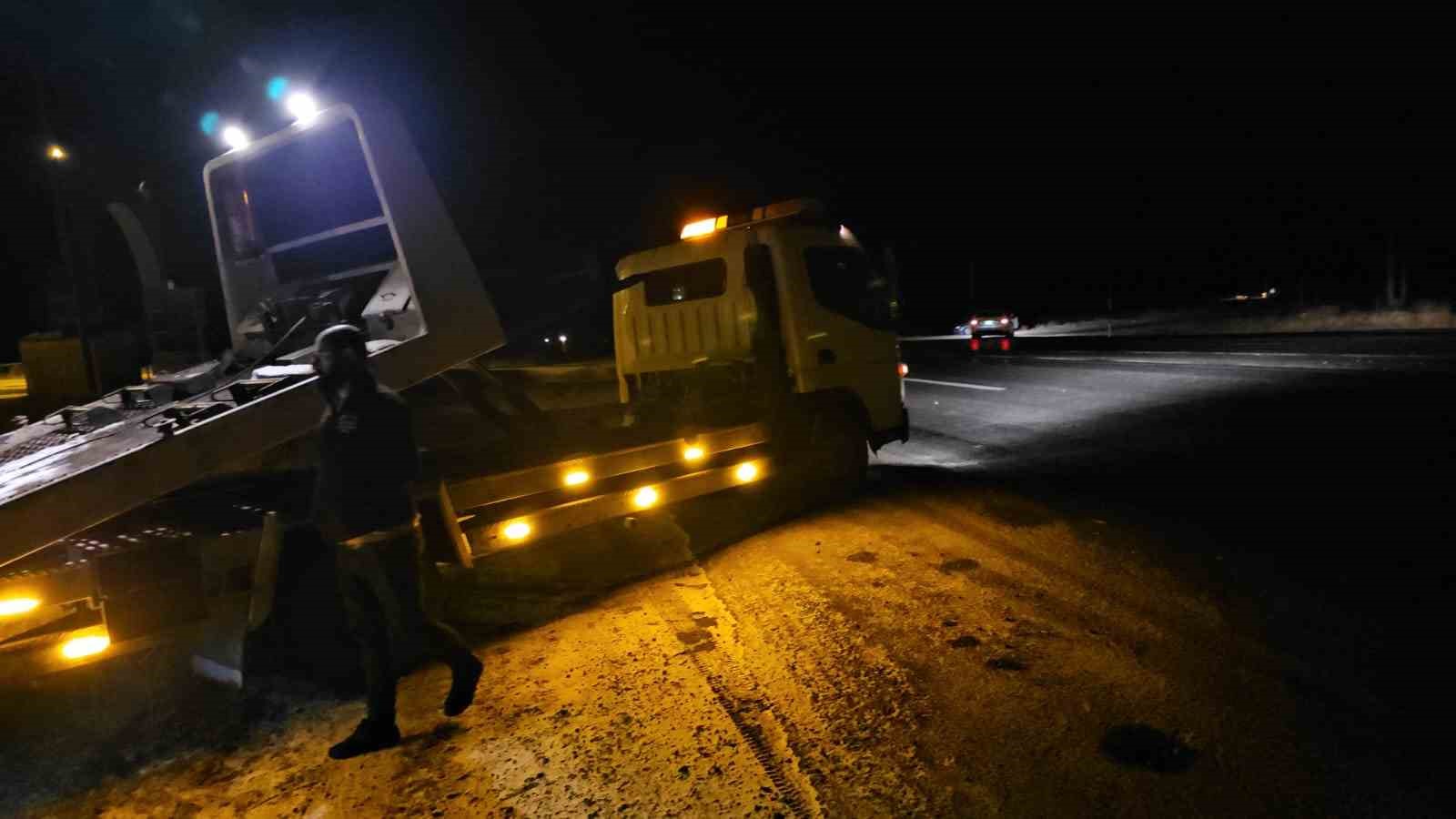 Buzlanan yolda otomobil takla attı: 3 yaralı