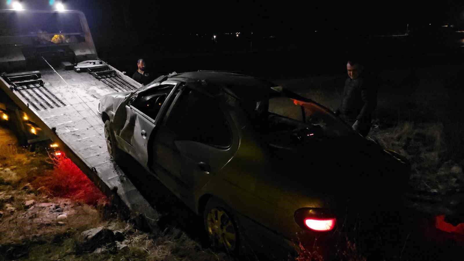 Buzlanan yolda otomobil takla attı: 3 yaralı