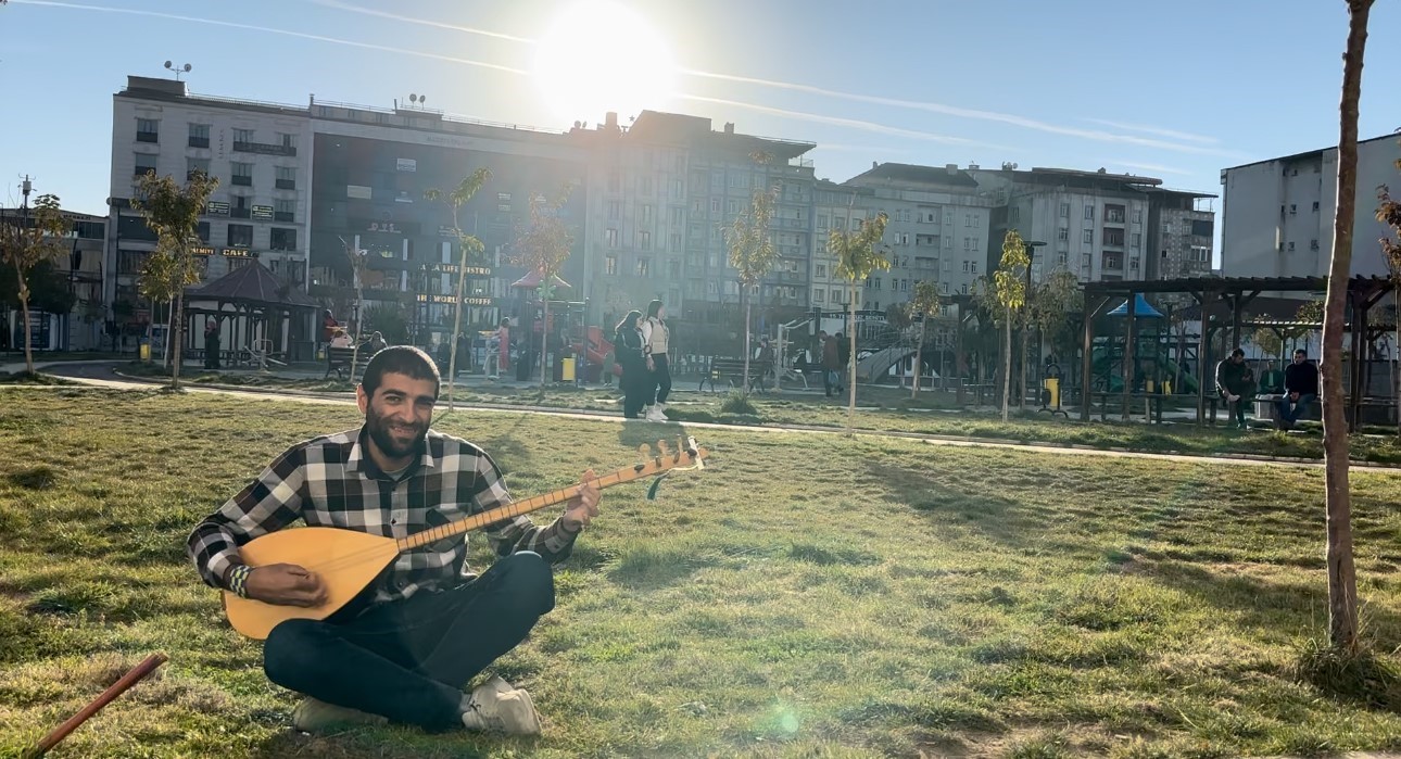 Yüksekova’da vatandaşlar yazdan kalma günlerin keyfini sürüyor