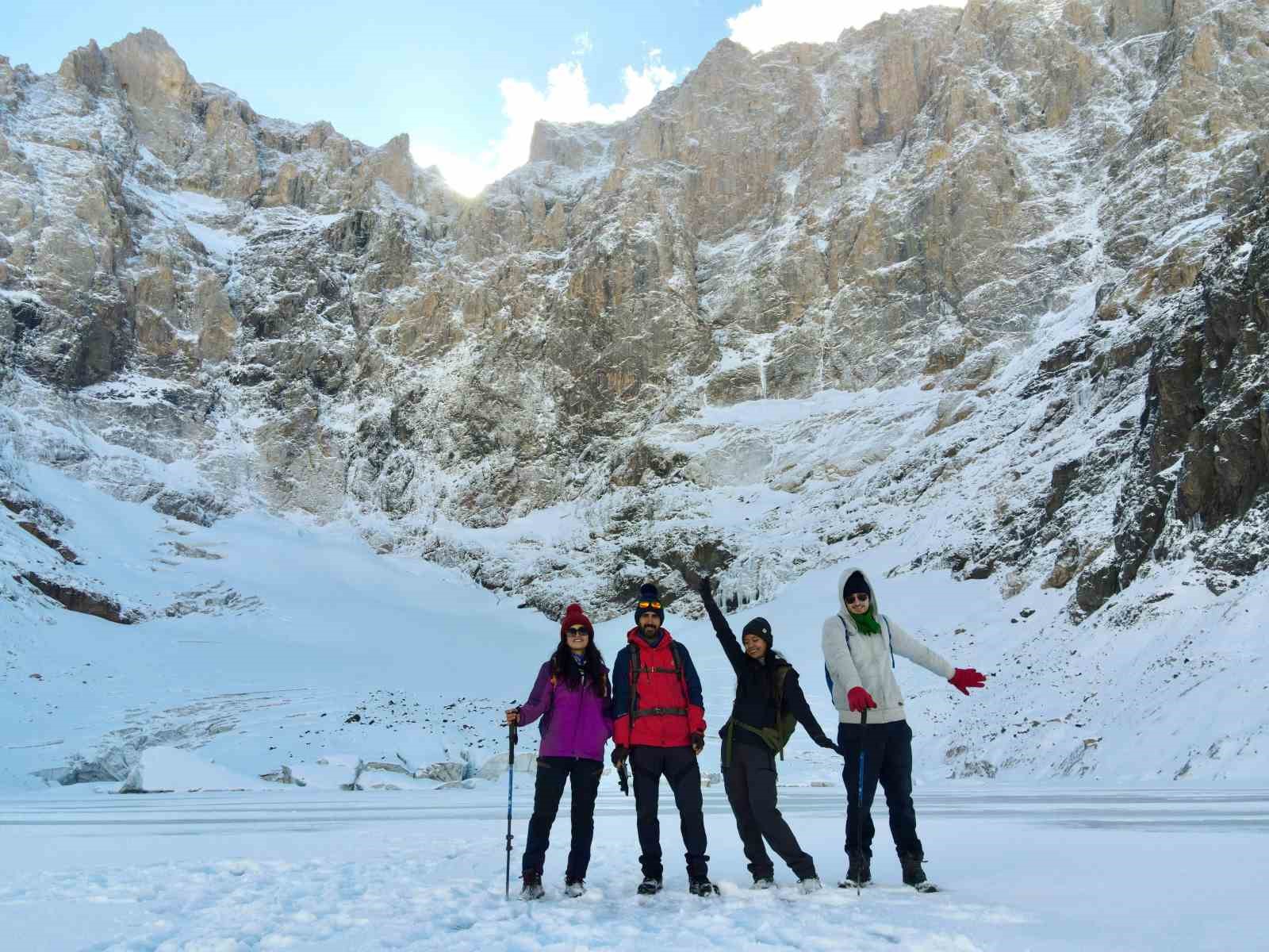 Hakkari’de 20 bin yıllık buzul bölgesinde muhteşem manzaralar oluştu