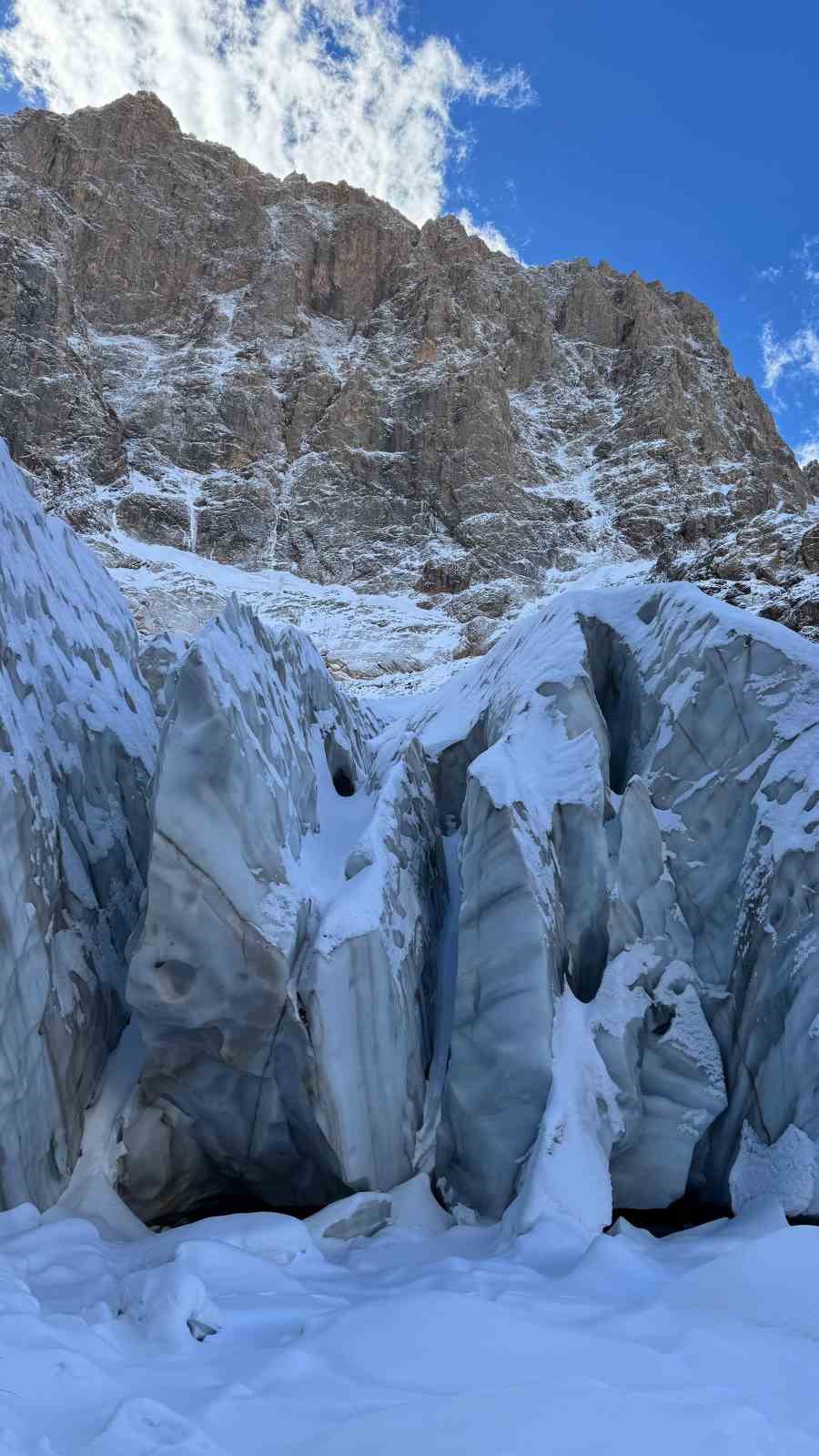 Hakkari’de 20 bin yıllık buzul bölgesinde muhteşem manzaralar oluştu