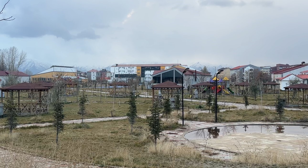 Yüksekova’da havalar soğudu, parklar boş kaldı