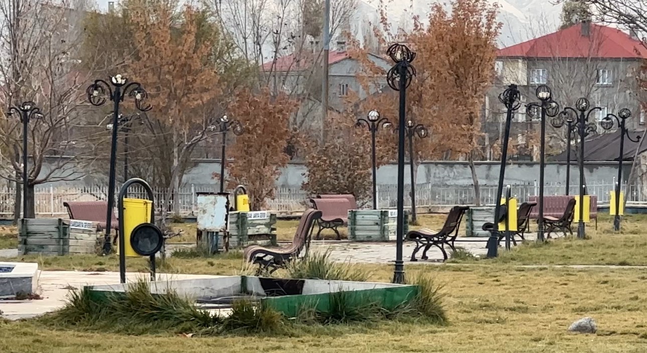 Yüksekova’da havalar soğudu, parklar boş kaldı