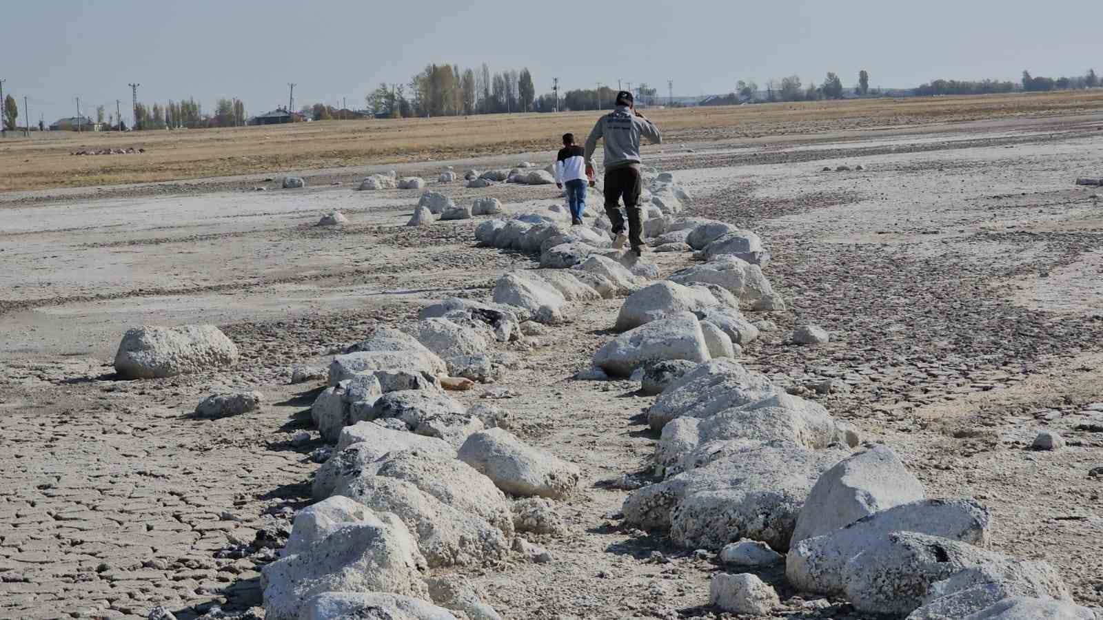 Arin Gölü’nde duvar kalıntıları ortaya çıktı