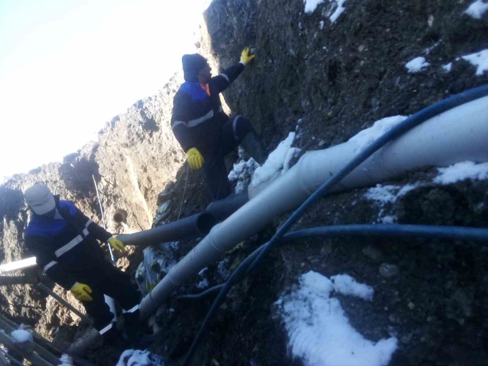 Hakkari Belediyesi Su ve Arıza ekipleri zorlu kış şartlarına meydan okuyor