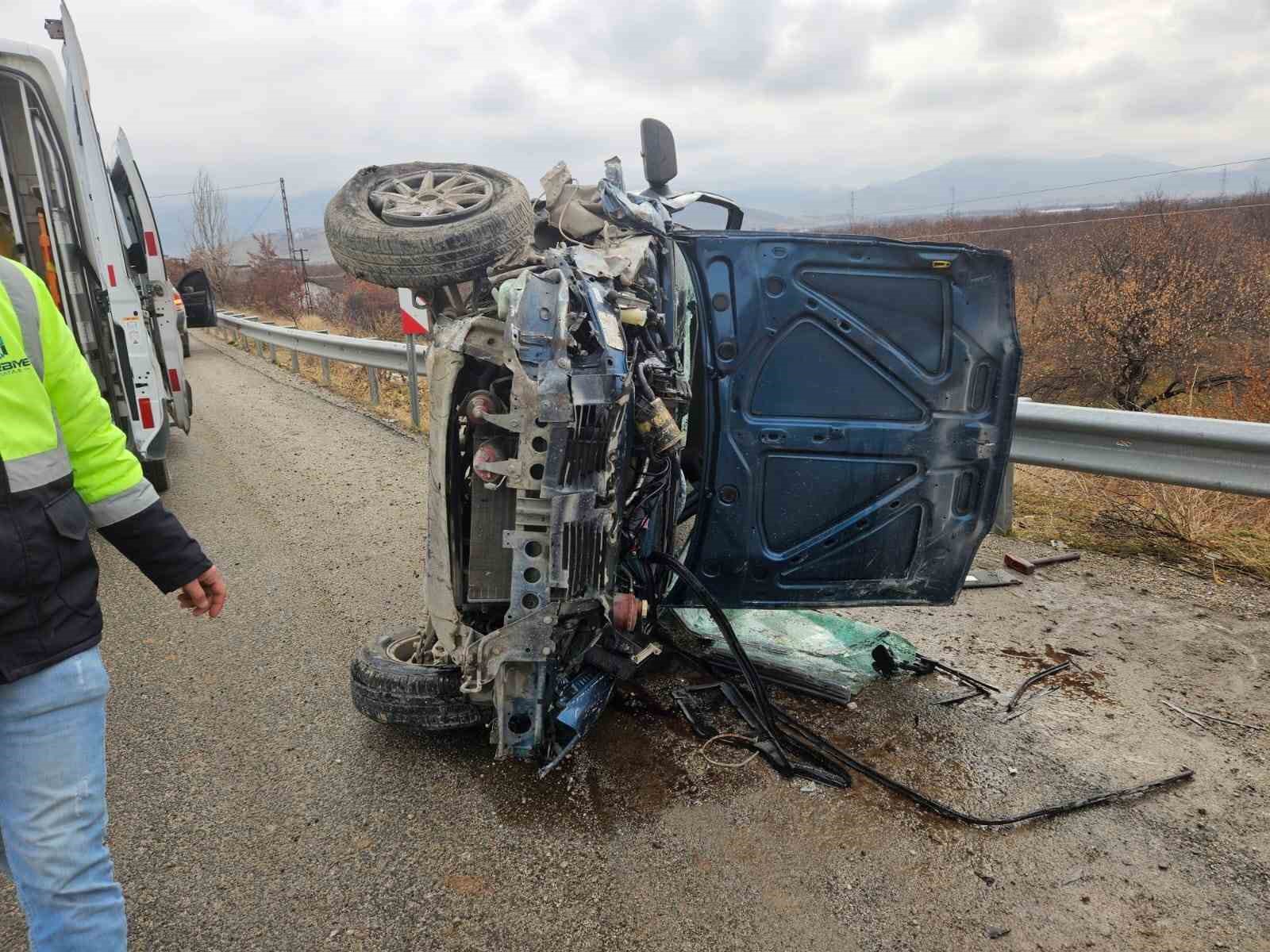 Malatya’da devrilen araç kağıt gibi dağıldı