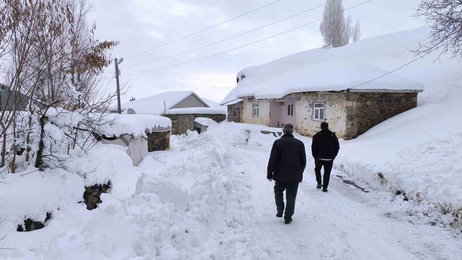 Muş’ta yüksek kesimdeki köyler kara gömüldü