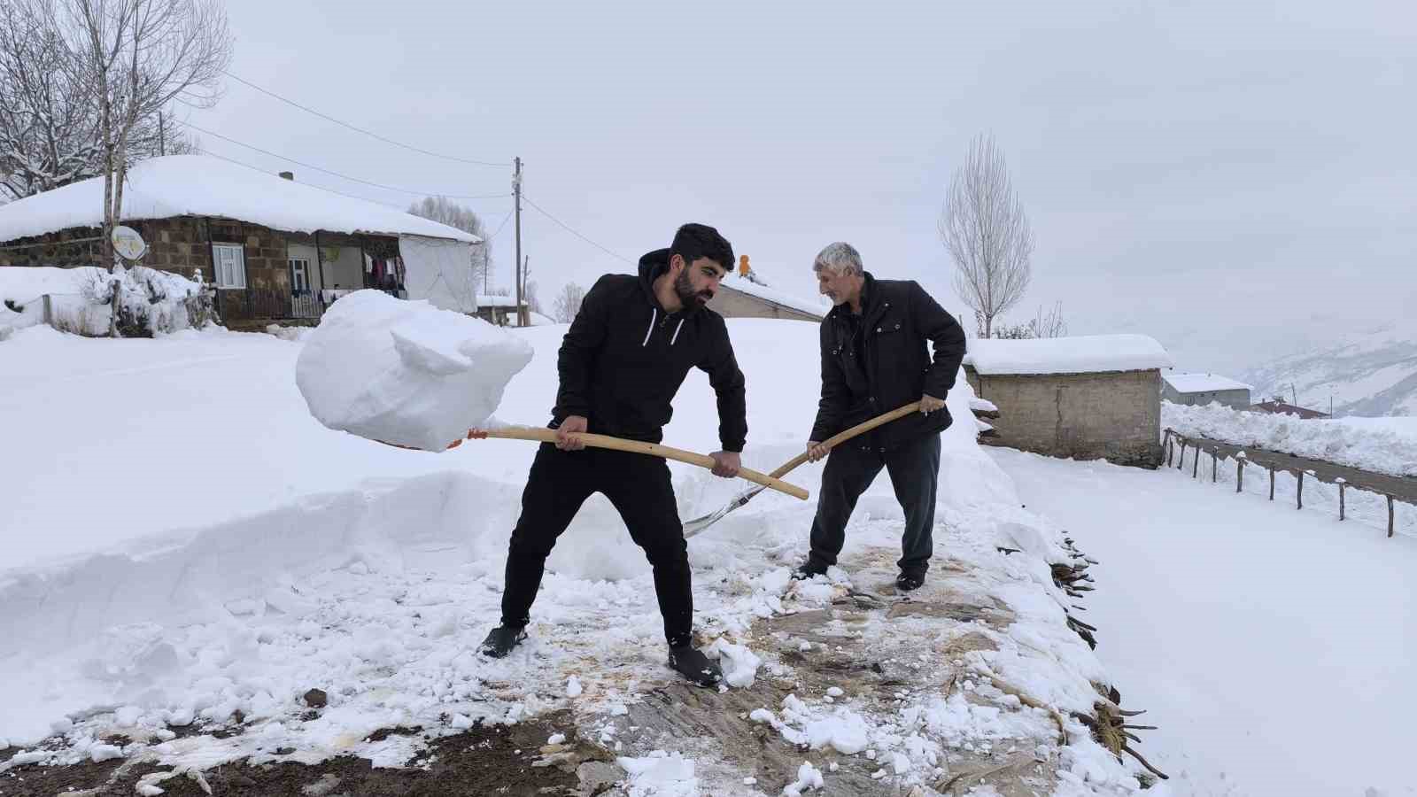 Muş’ta yüksek kesimdeki köyler kara gömüldü