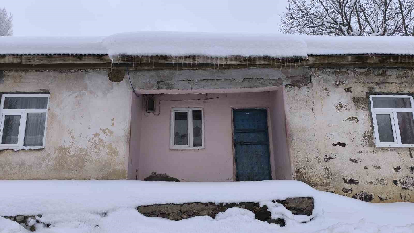 Muş’ta yüksek kesimdeki köyler kara gömüldü