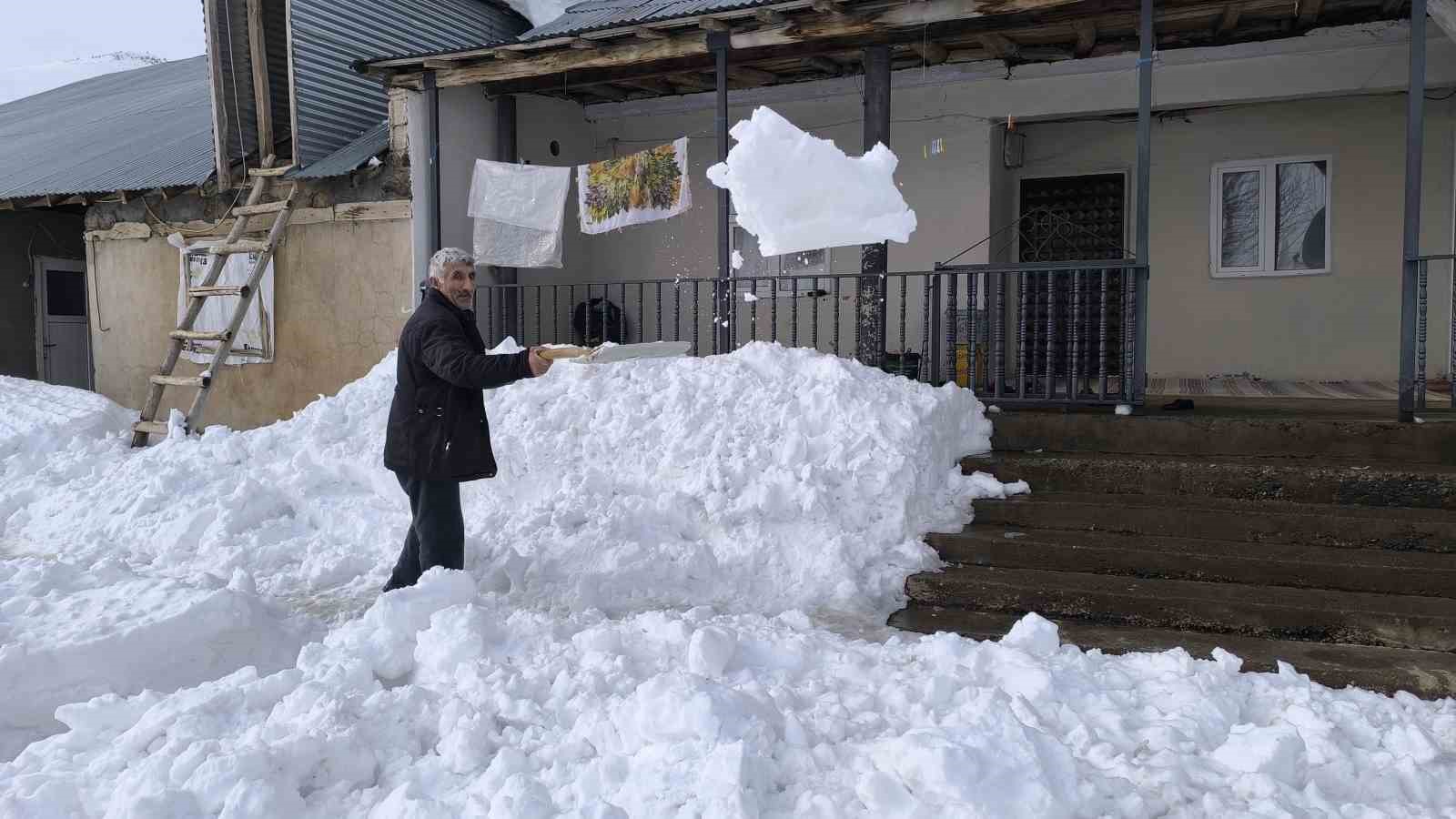 Muş’ta yüksek kesimdeki köyler kara gömüldü