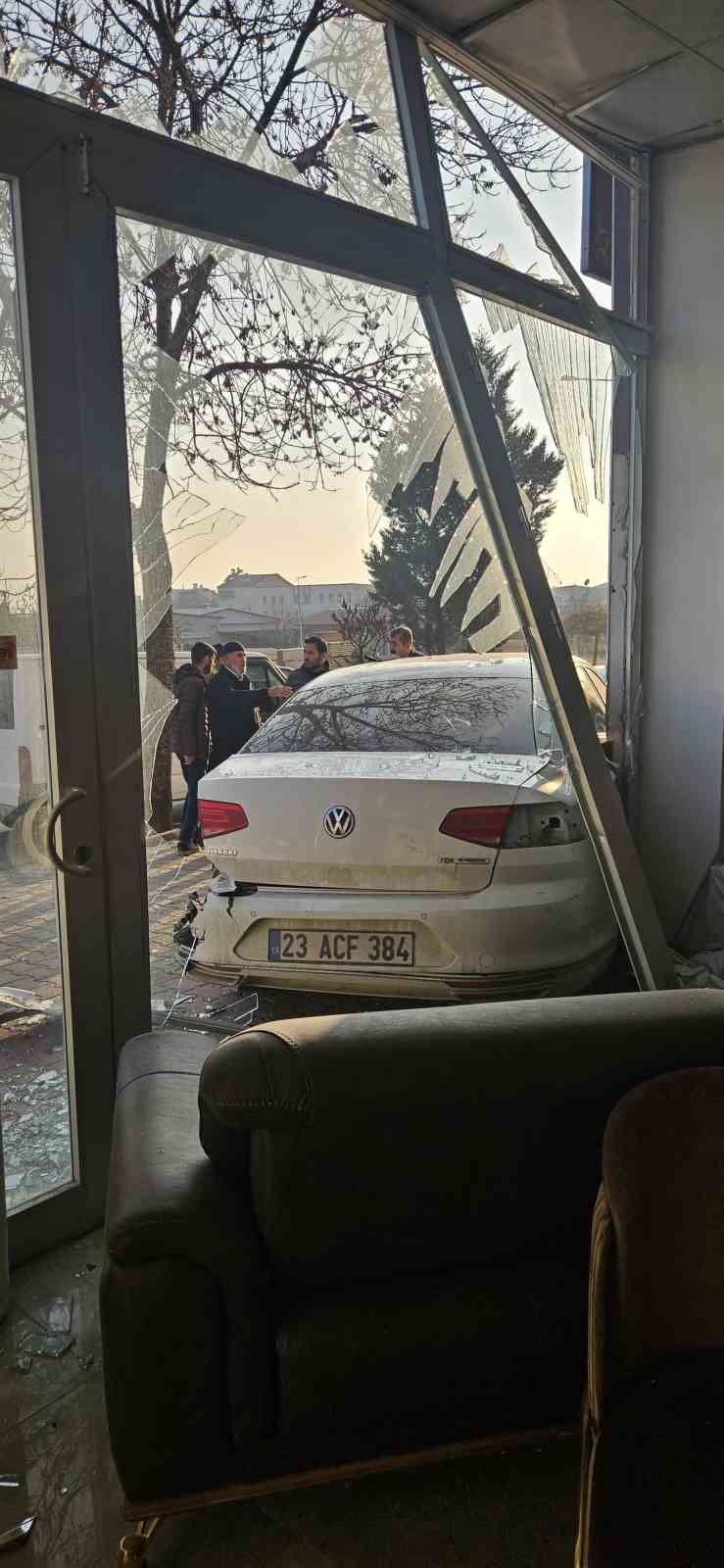 Çocuk sürücü park halindeki otomobile çarptı: O anlar kamerada