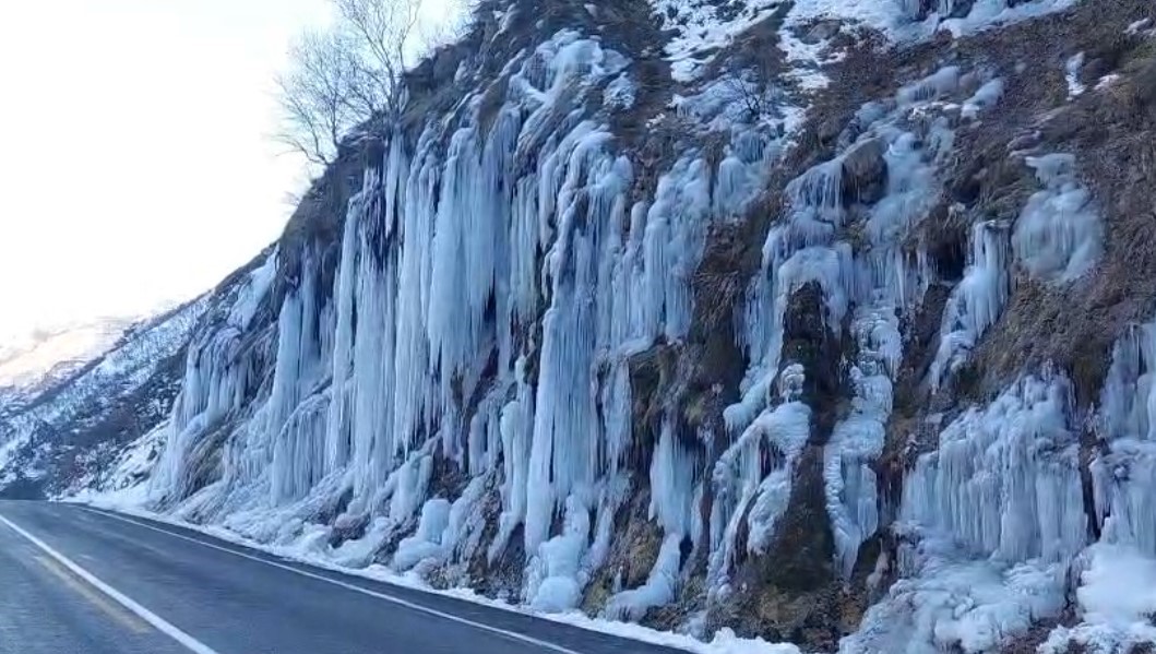 Tunceli’de ’Ağlayan Kayalar’ dondu