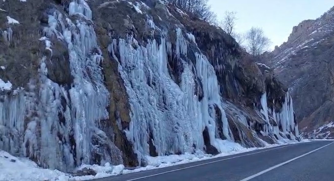 Tunceli’de ’Ağlayan Kayalar’ dondu