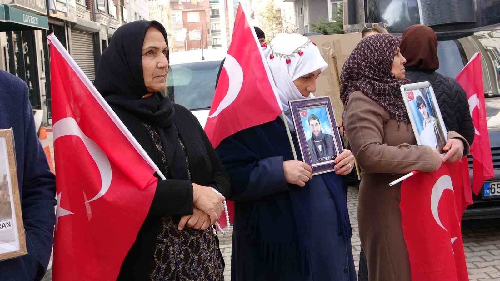 Evlatları dağa kaçırılan anne ve babalardan çocuklarına umutlu çağrı