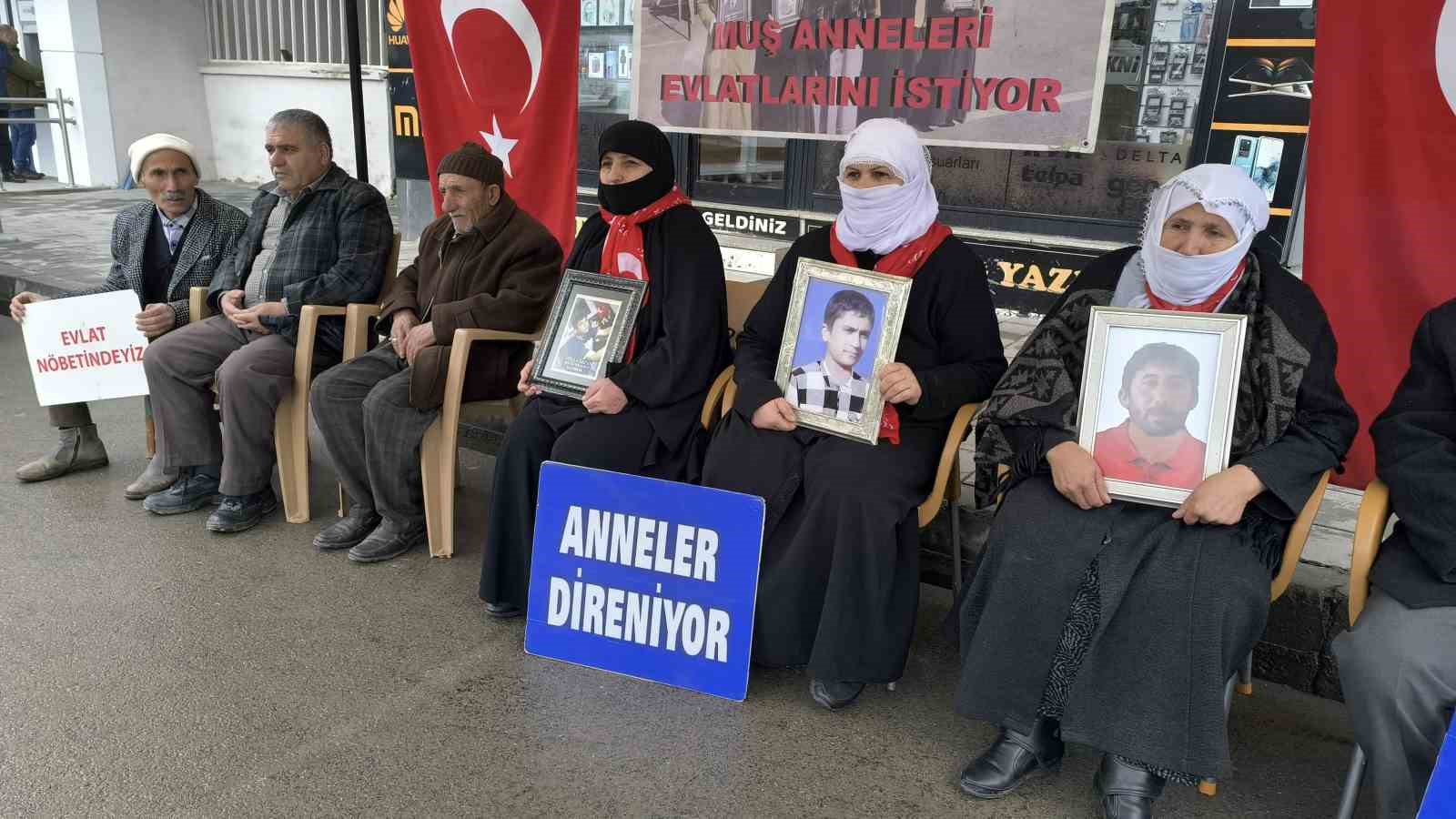 Ailelerin evlat nöbeti devam ediyor