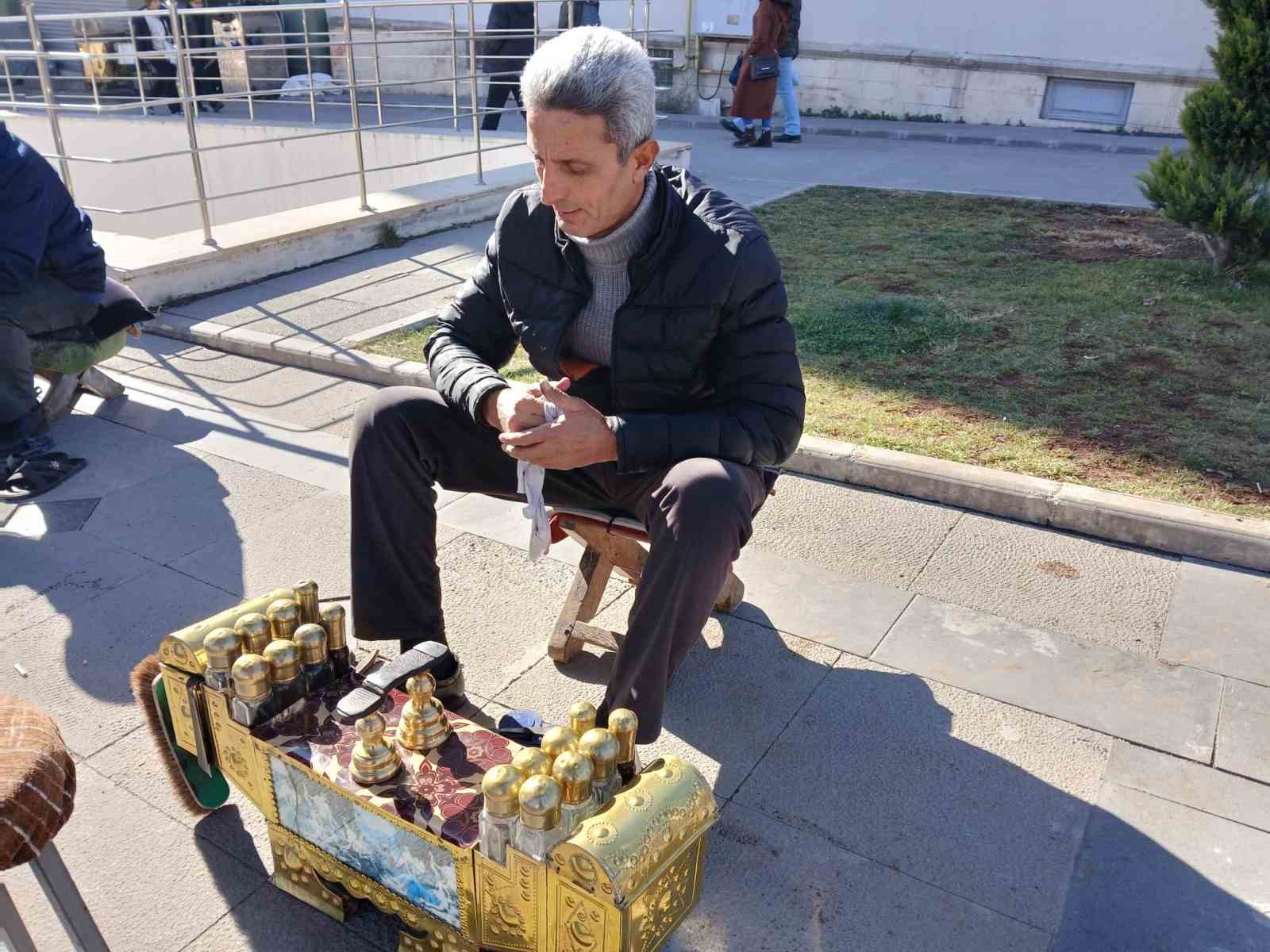 35 yıldır ayakkabı boyayarak evini geçindiriyor