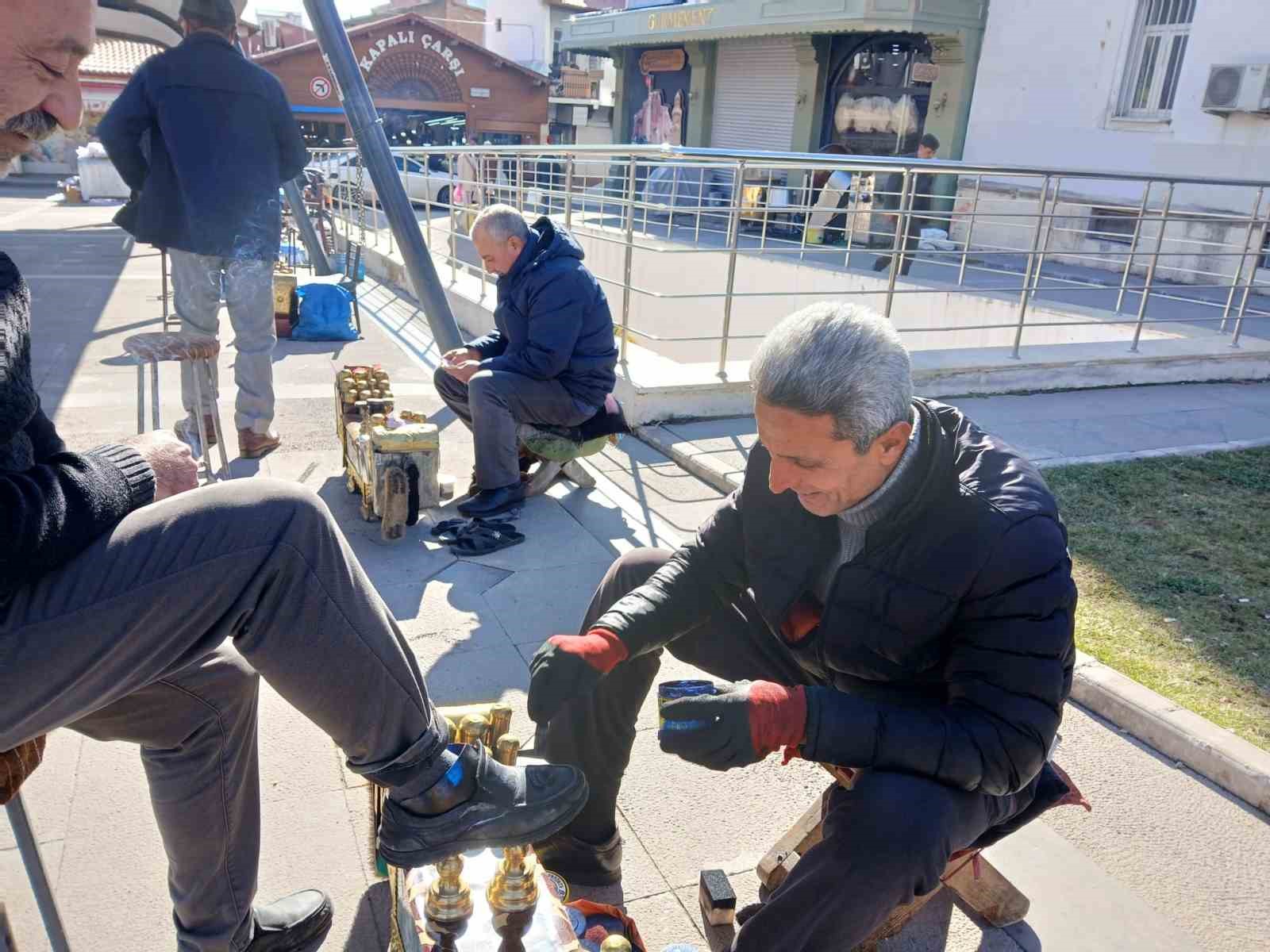 35 yıldır ayakkabı boyayarak evini geçindiriyor