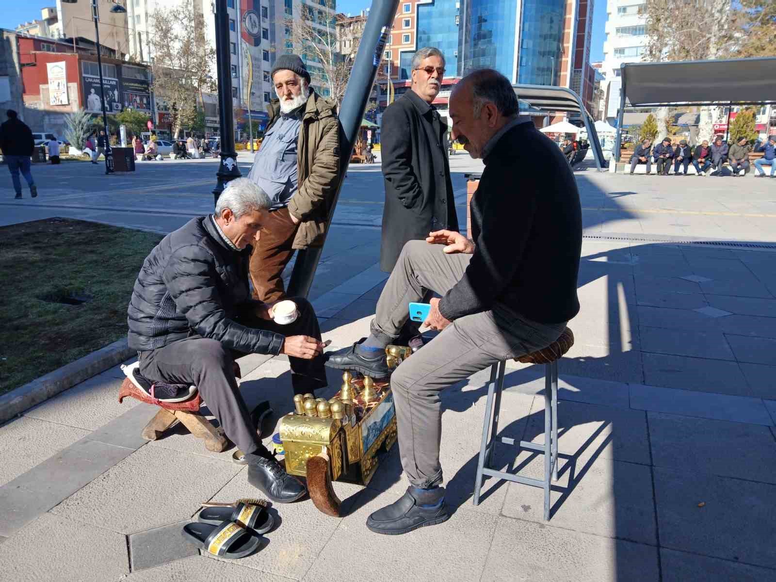 35 yıldır ayakkabı boyayarak evini geçindiriyor