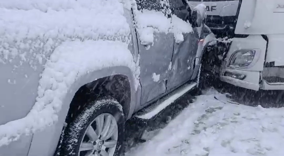 Van’da kar yağışı trafik kazalarına neden oldu, yol saatlerce ulaşıma kapandı