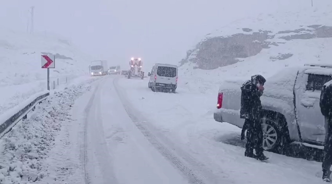 Van’da kar yağışı trafik kazalarına neden oldu, yol saatlerce ulaşıma kapandı