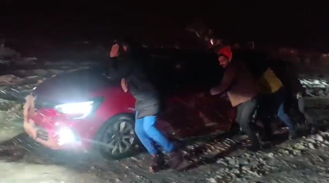 Van’da kar yağışı trafik kazalarına neden oldu, yol saatlerce ulaşıma kapandı