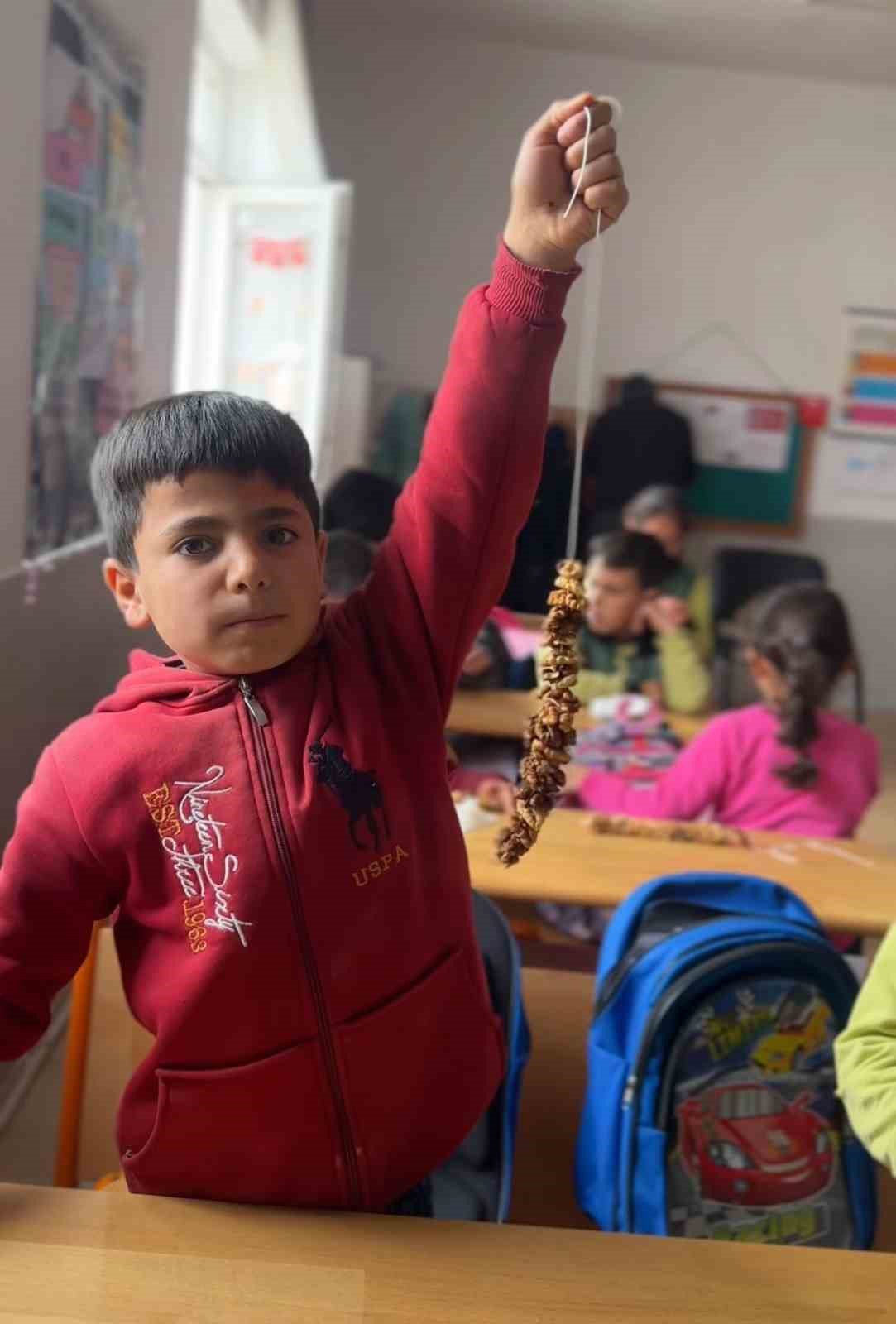 Öğrencileriyle birlikte orcik yaptı, sosyal medyada milyonlar izledi