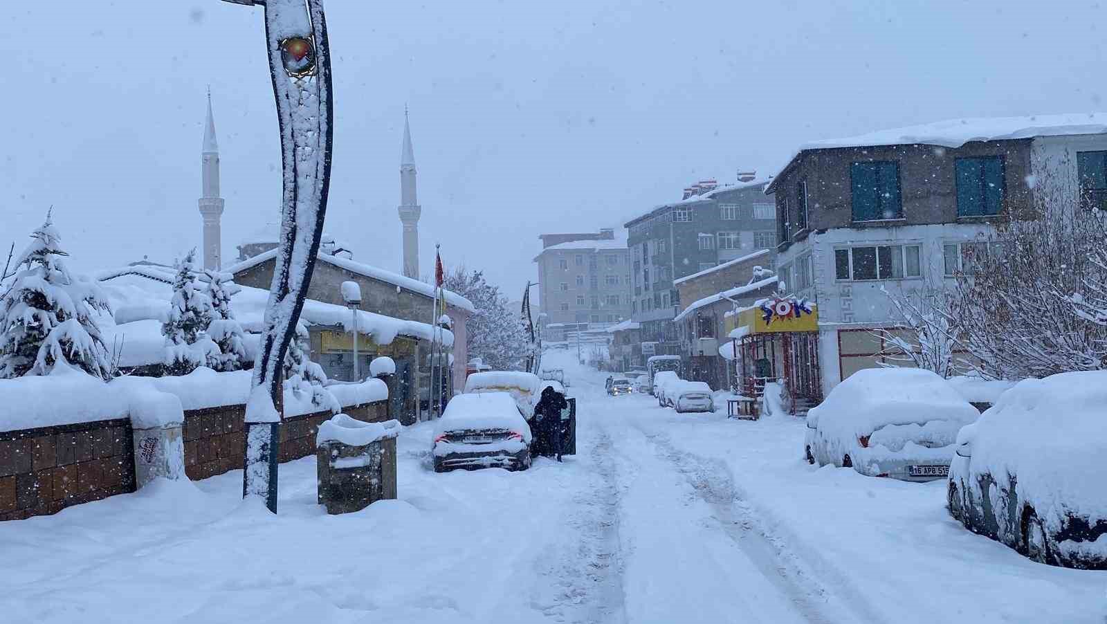 Kar, bir ilçenin tüm köy yollarını ulaşıma kapattı