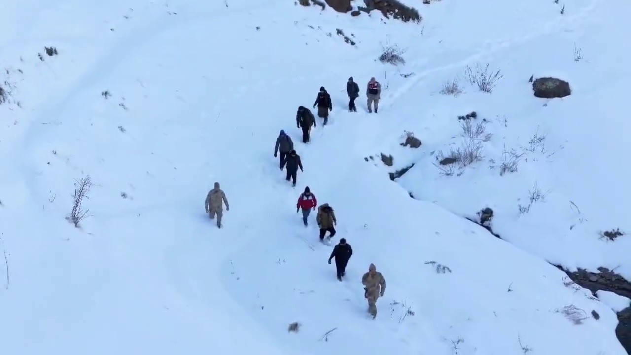 Sosyal medya paylaşımından yola çıkan ekipler kaçak göçmenleri yakaladı