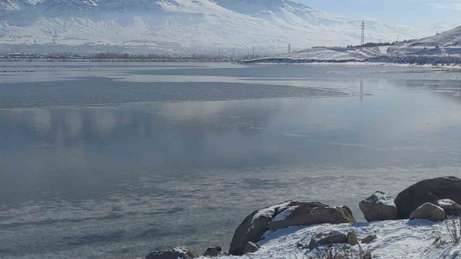 Van’daki Sıhke Göleti’nin yüzeyi kısmen dondu