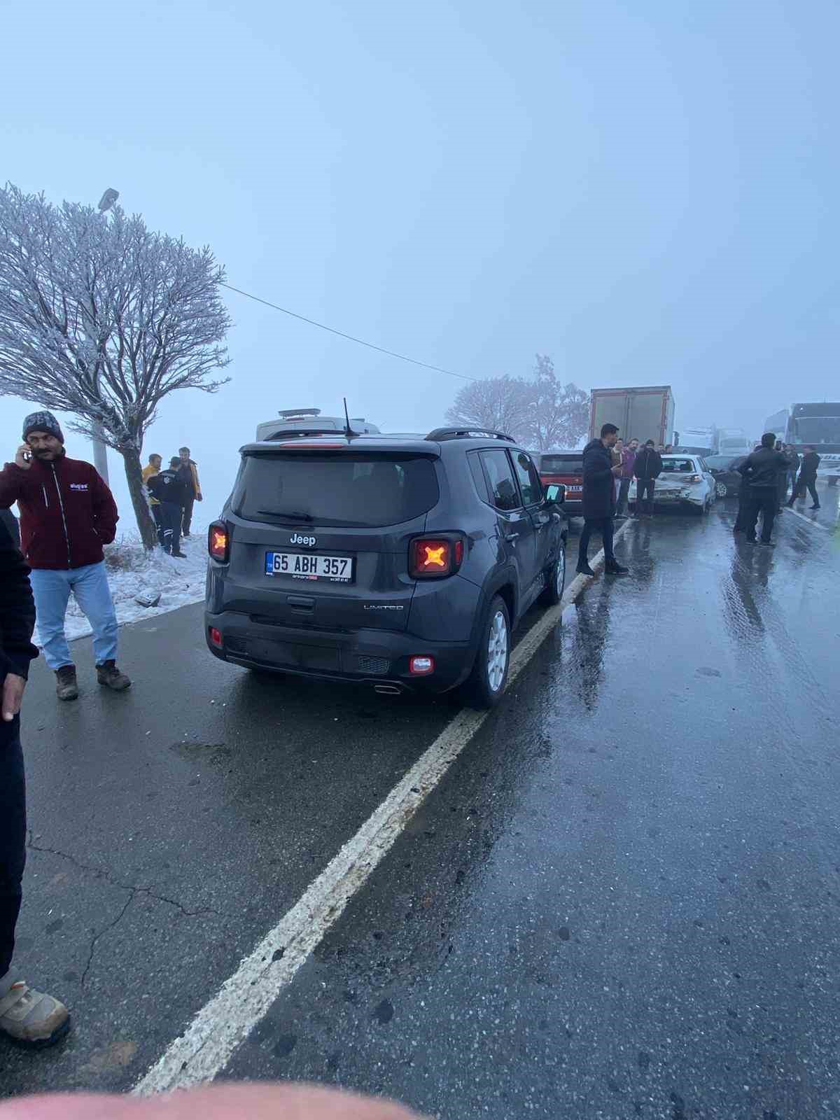 Bitlis’te zincirleme trafik kazası: 31 yaralı