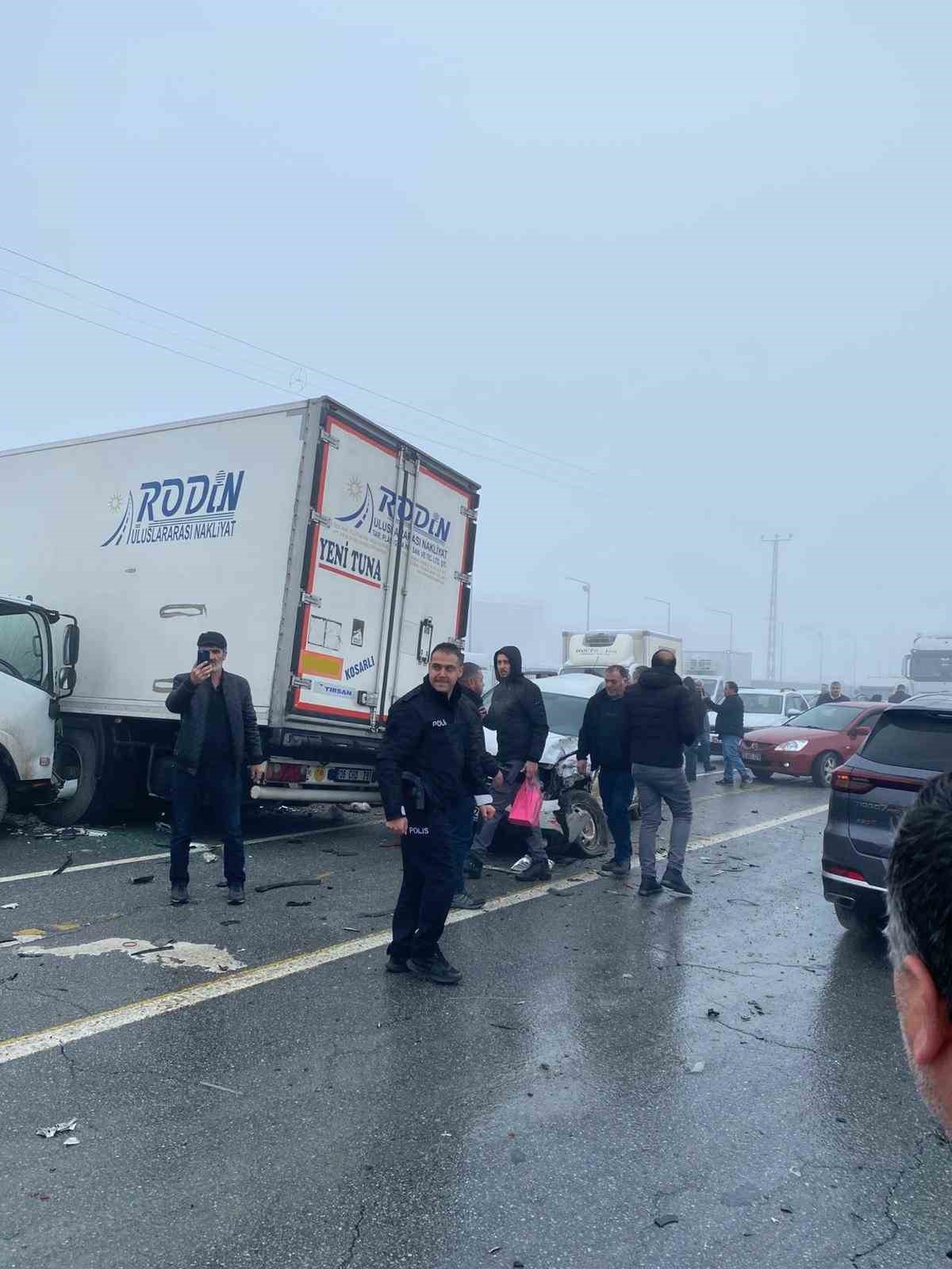 Bitlis’te zincirleme trafik kazası: 31 yaralı