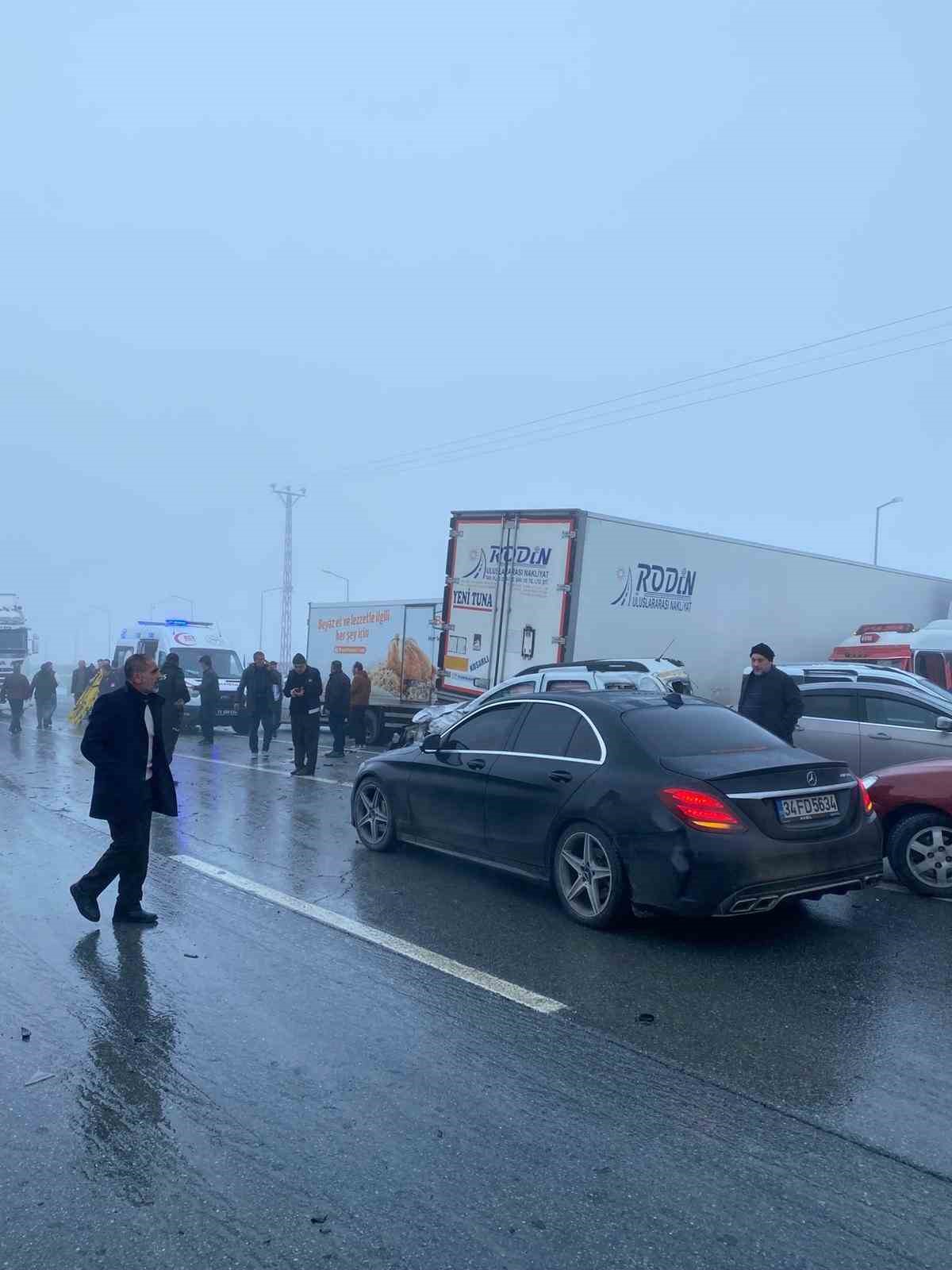 Bitlis’te zincirleme trafik kazası: 31 yaralı