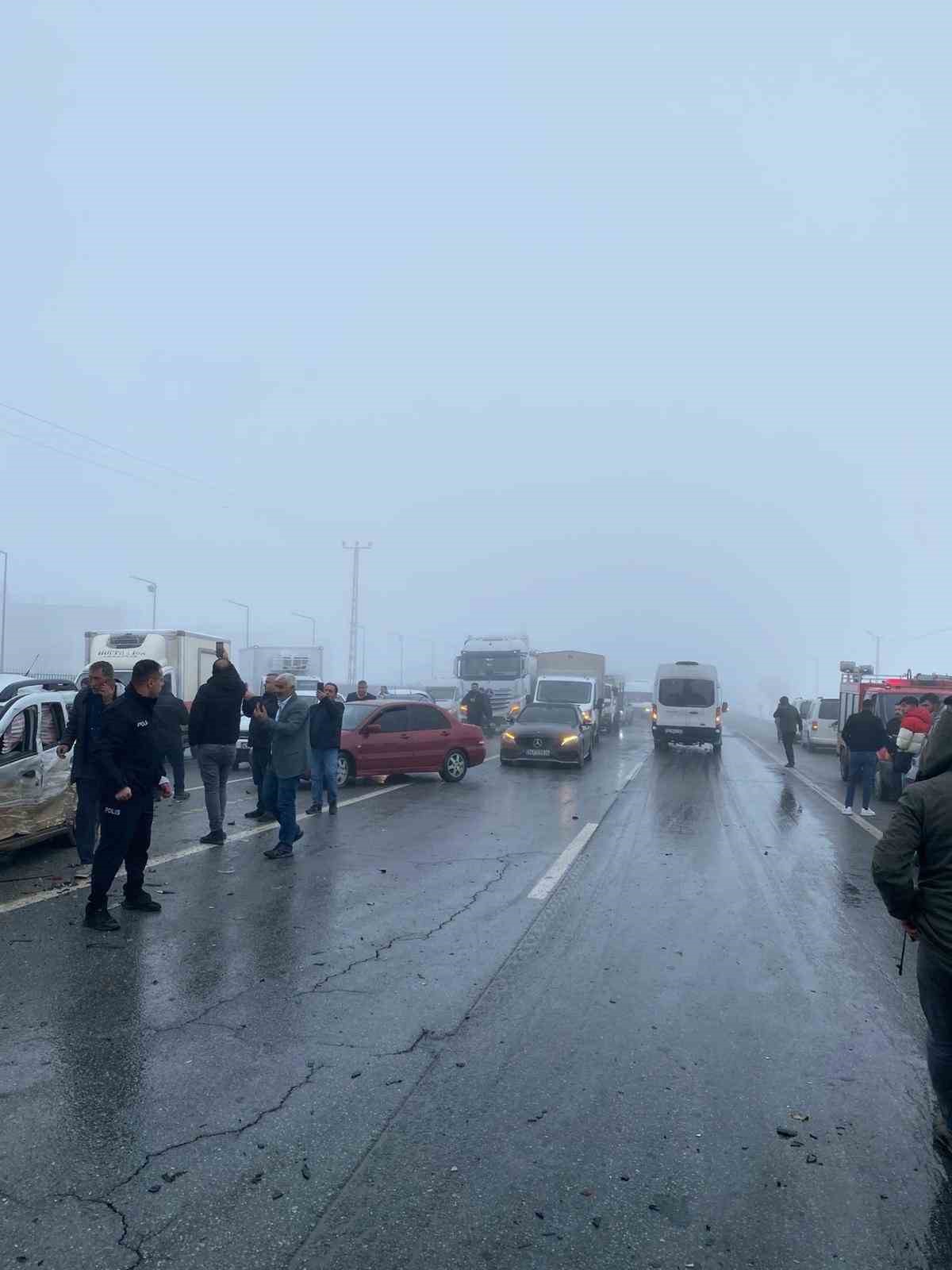 Bitlis’te zincirleme trafik kazası: 31 yaralı