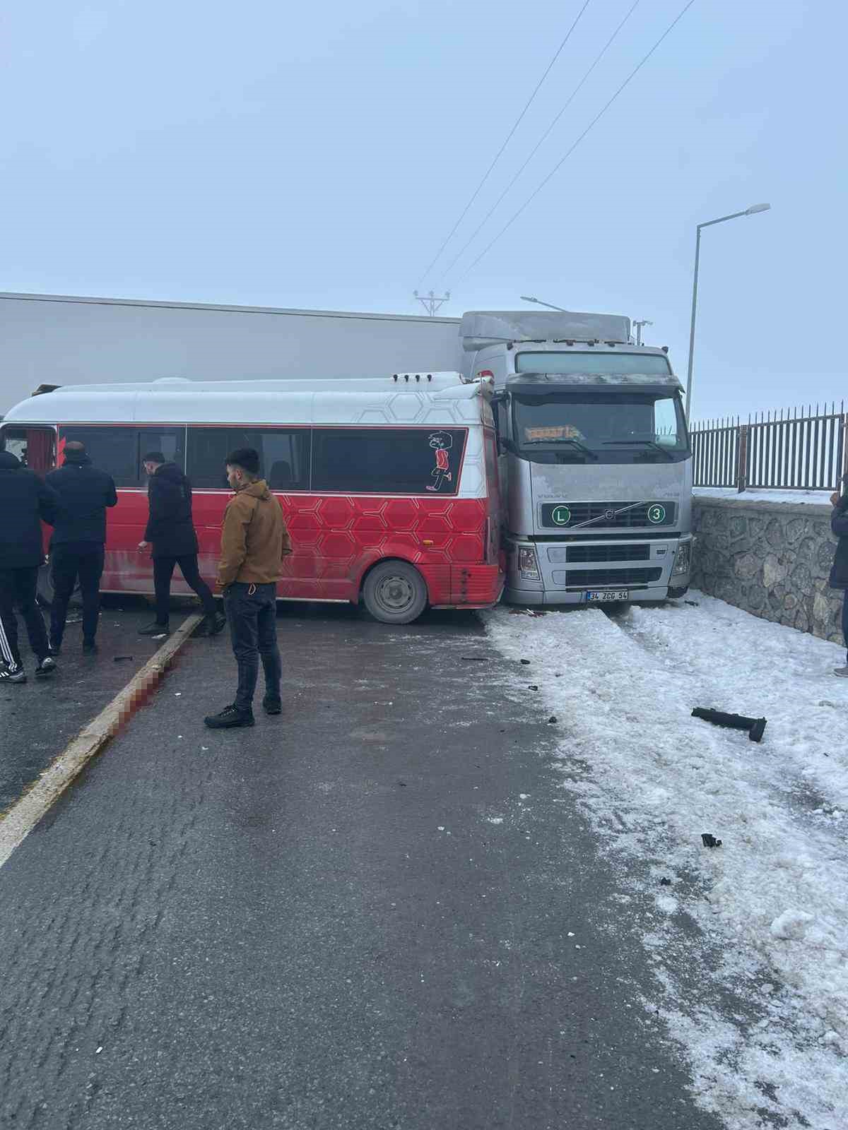 Bitlis’te zincirleme trafik kazası: 31 yaralı