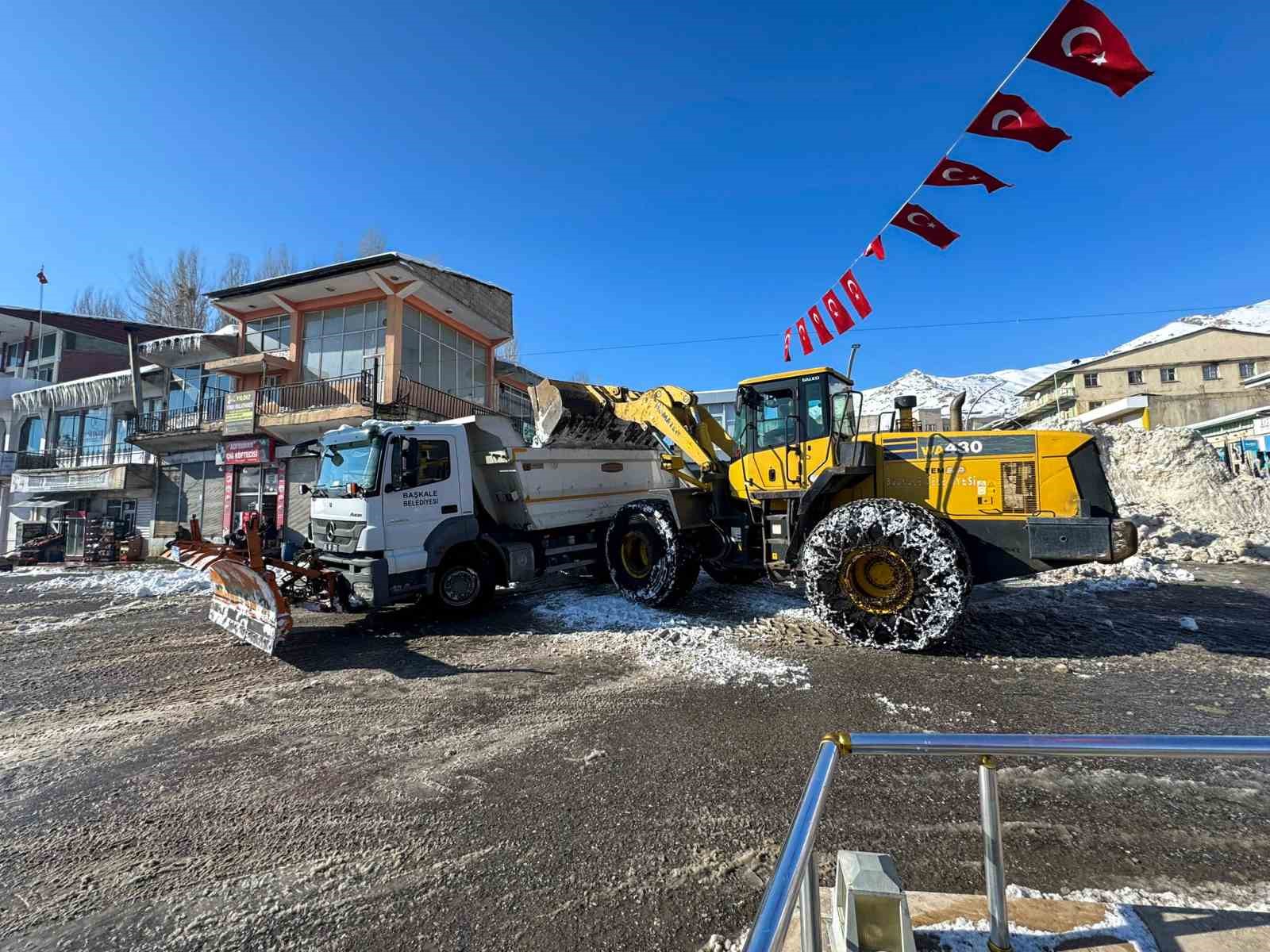 Başkale’de kar yığınları kamyonlarla ilçe dışına taşınıyor