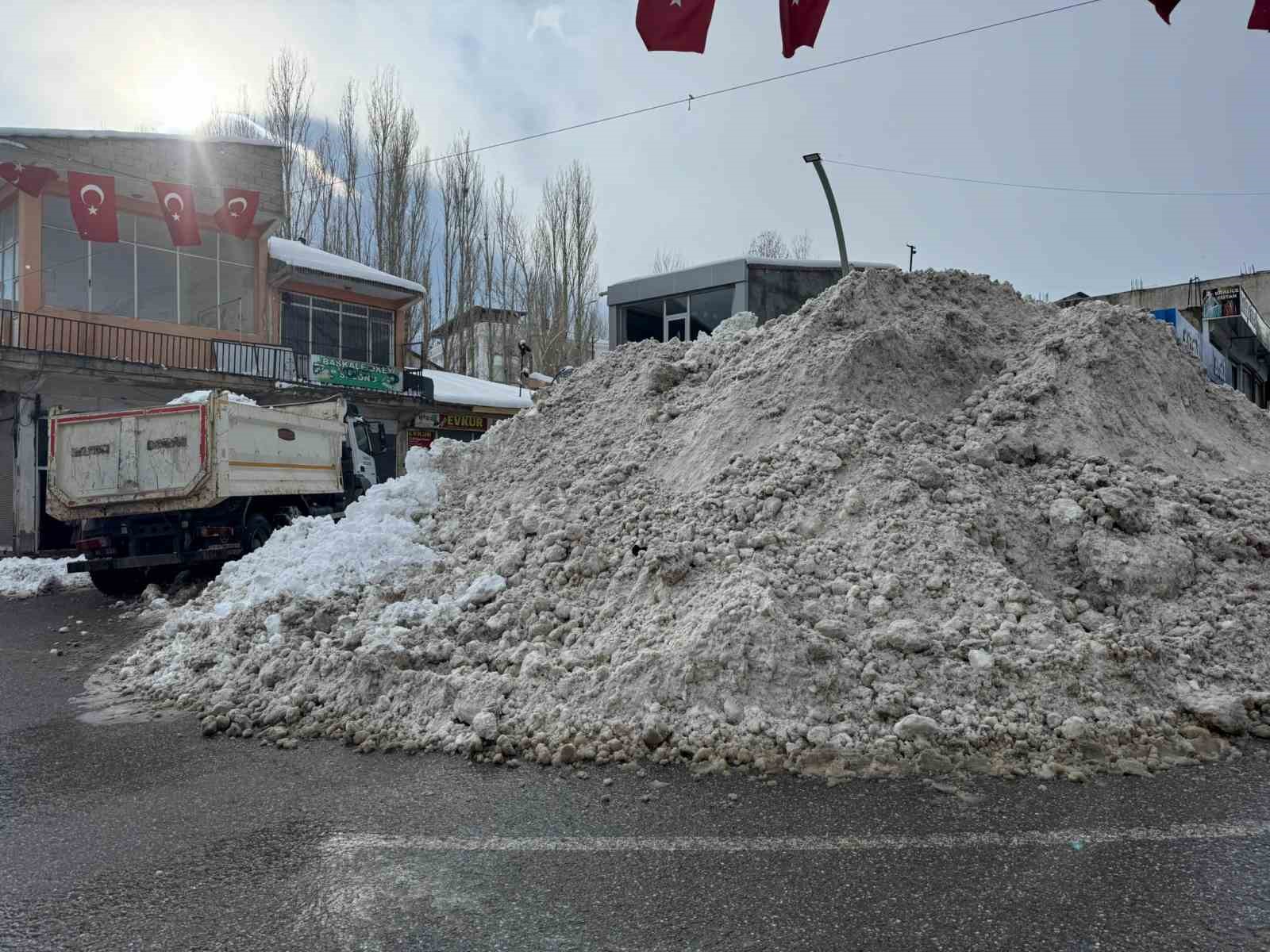 Başkale’de kar yığınları kamyonlarla ilçe dışına taşınıyor