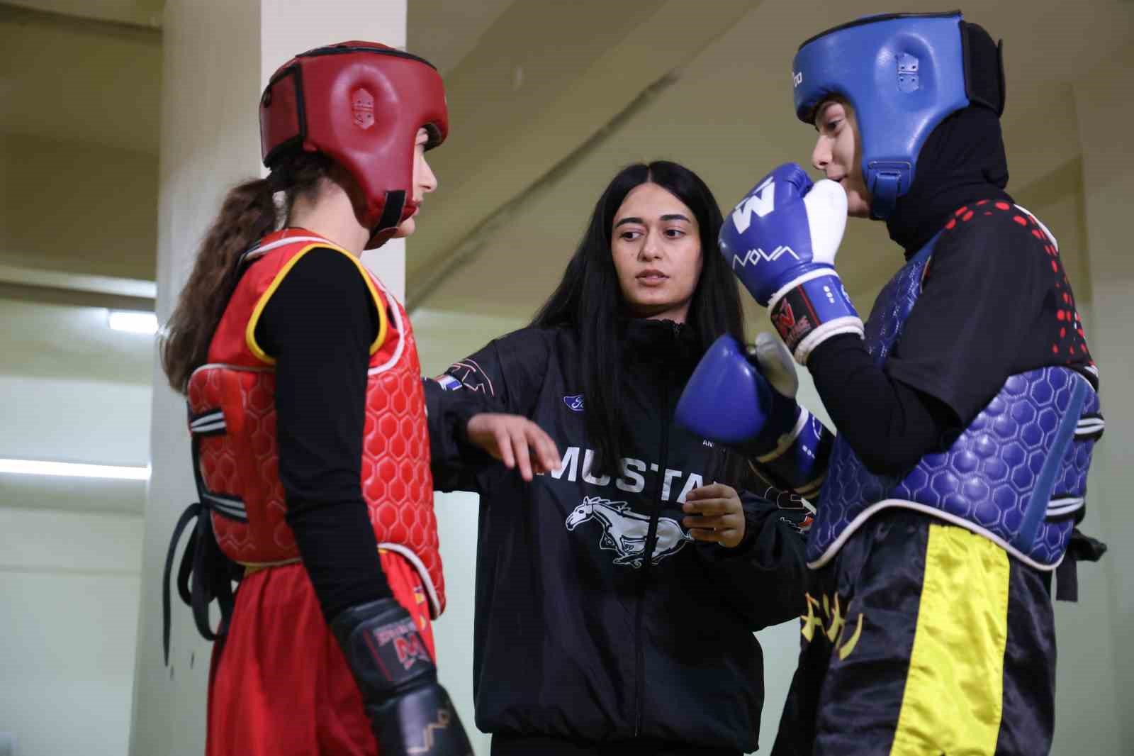 ’Dangal’ Elazığ’da yeniden yazıldı: Kalp krizi geçiren baba, 3 şampiyon kız yetiştirdi