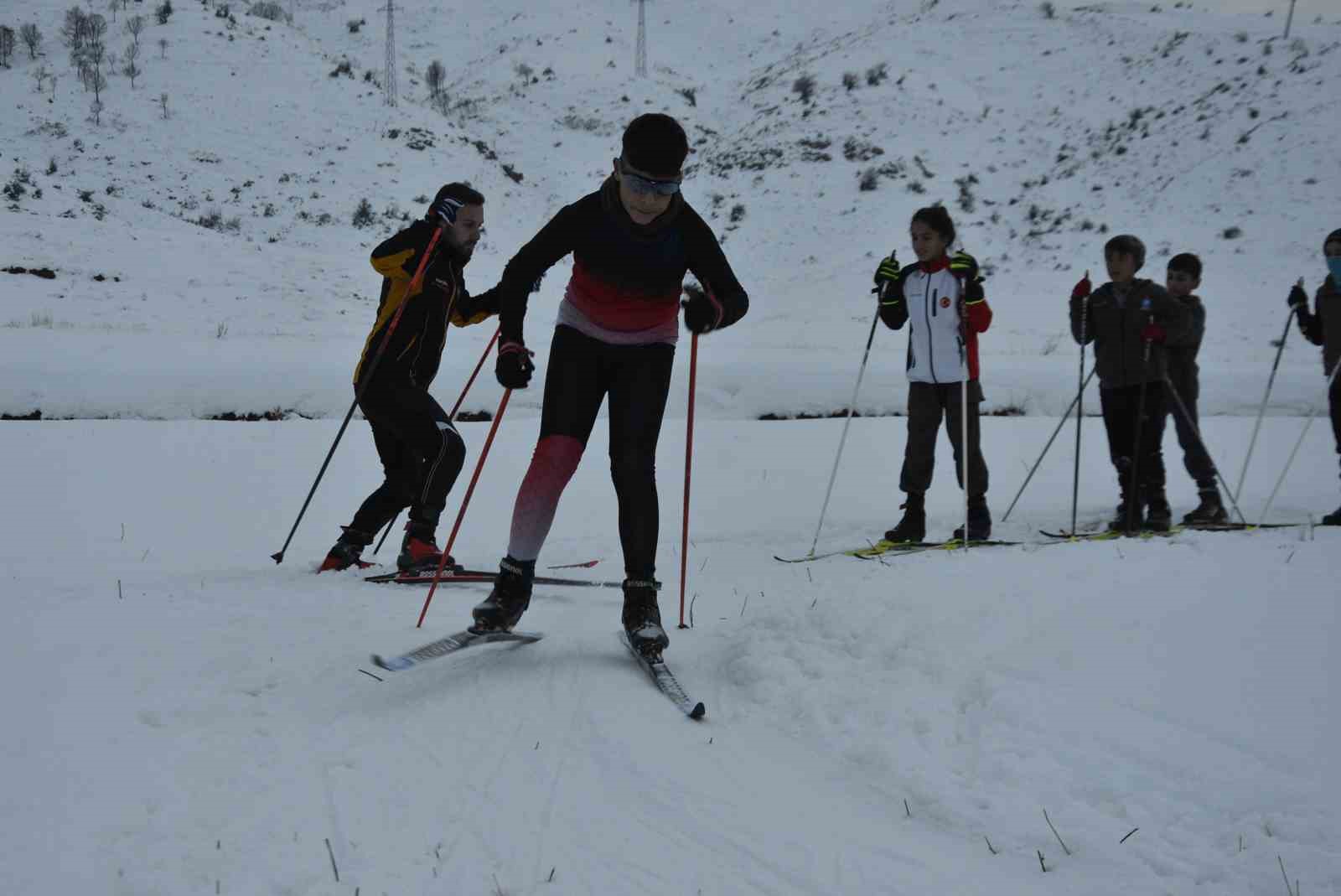 Kayaklı koşu takımı karla antrenmanlarına başladı