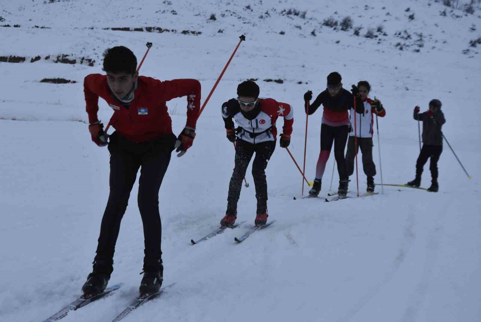 Kayaklı koşu takımı karla antrenmanlarına başladı