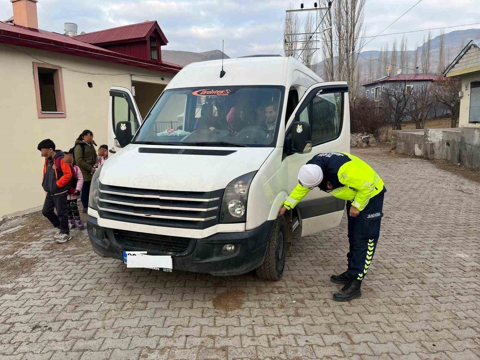 Kars’ta jandarma okul servislerini denetledi