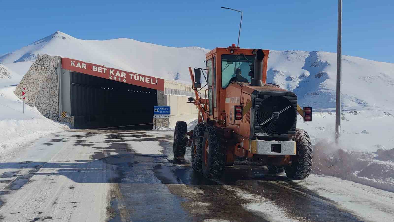 Van-Bahçesaray kara yoluna düşen çığ temizlendi