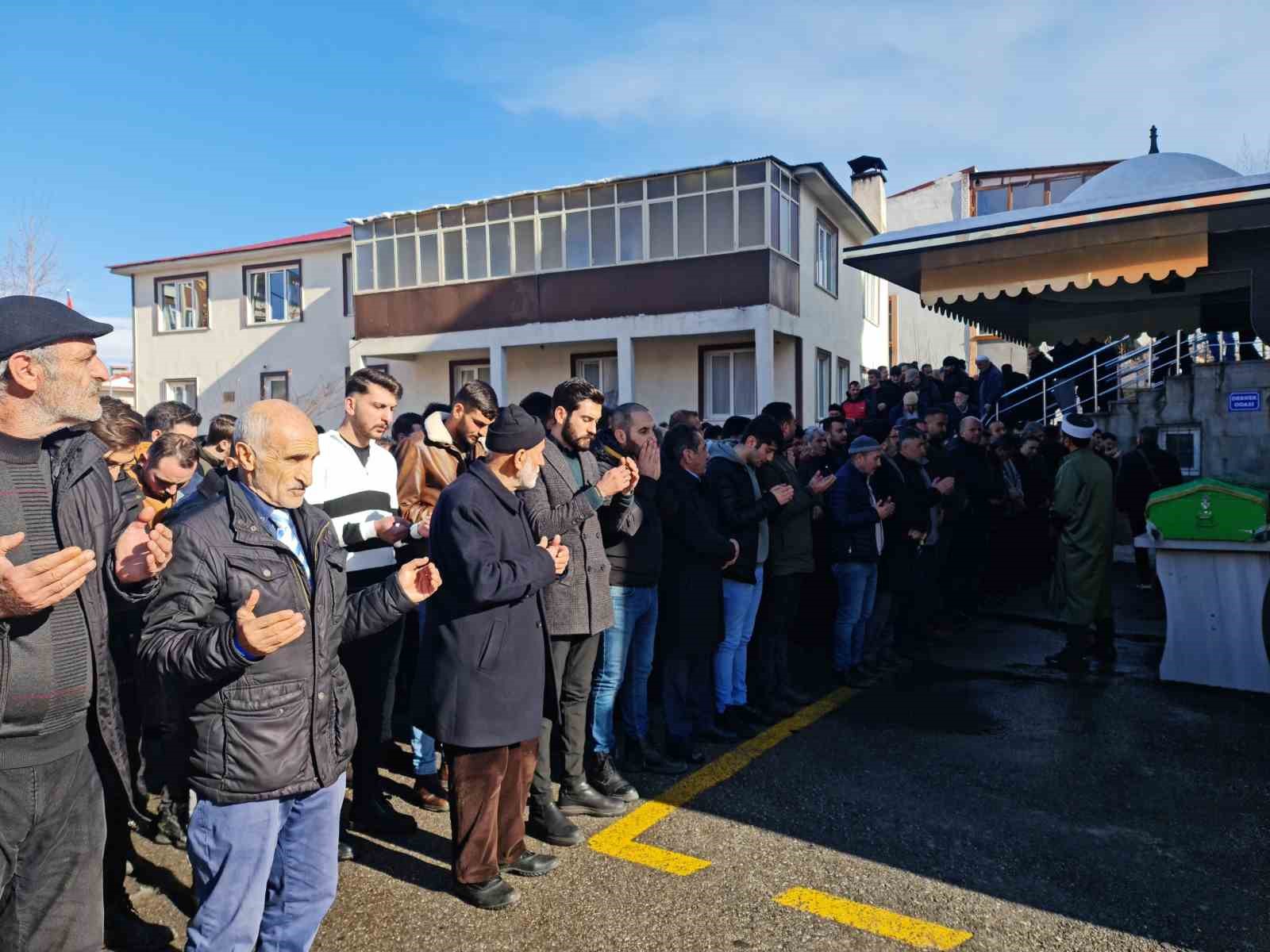 Genç doktor gözyaşları ve dualarla son yolculuğuna uğurlandı