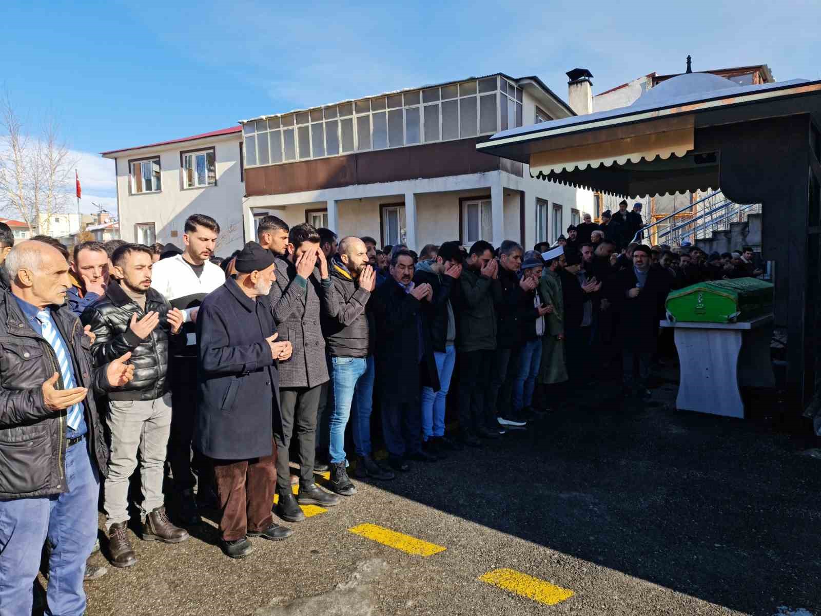 Genç doktor gözyaşları ve dualarla son yolculuğuna uğurlandı