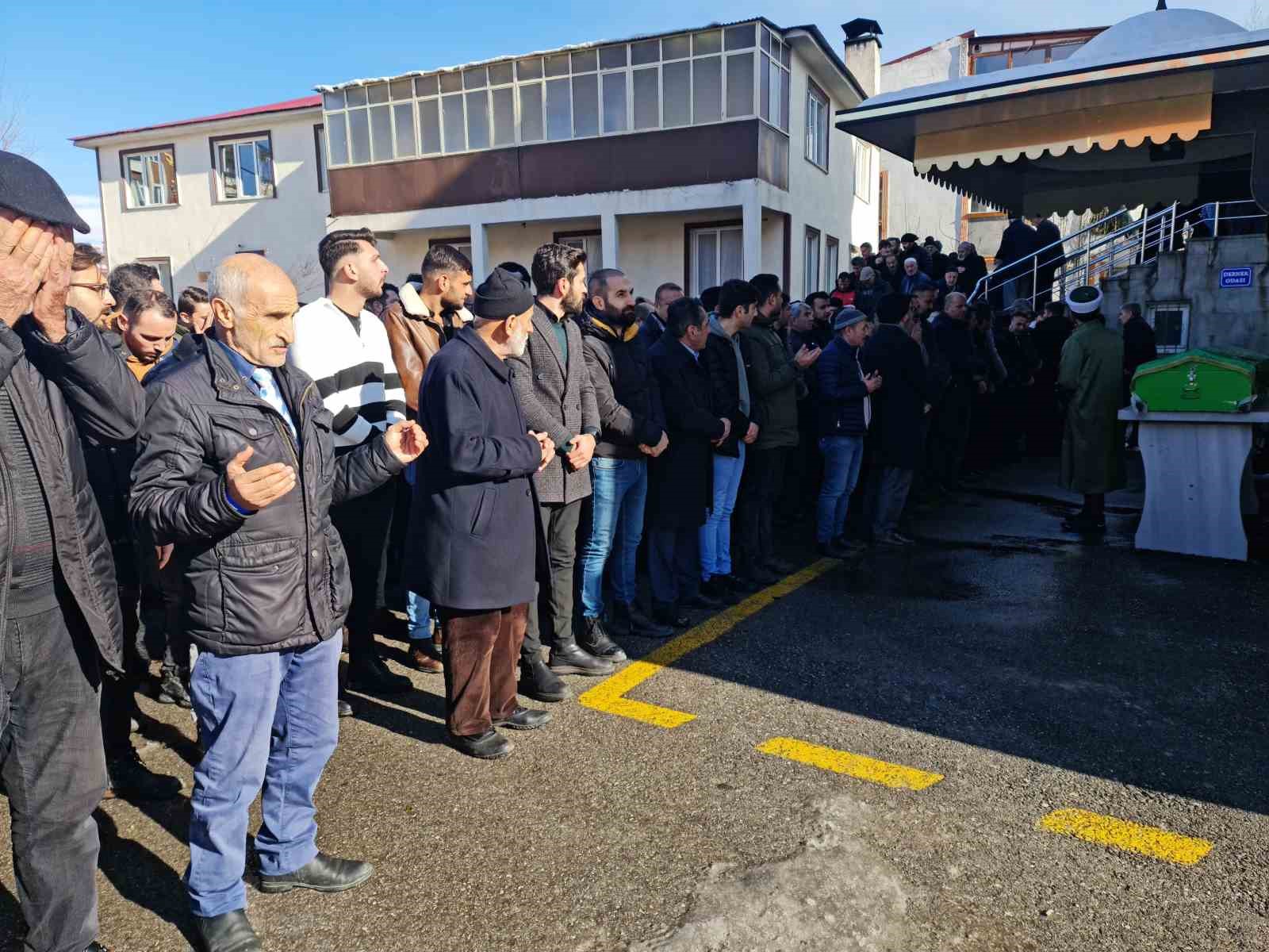 Genç doktor gözyaşları ve dualarla son yolculuğuna uğurlandı