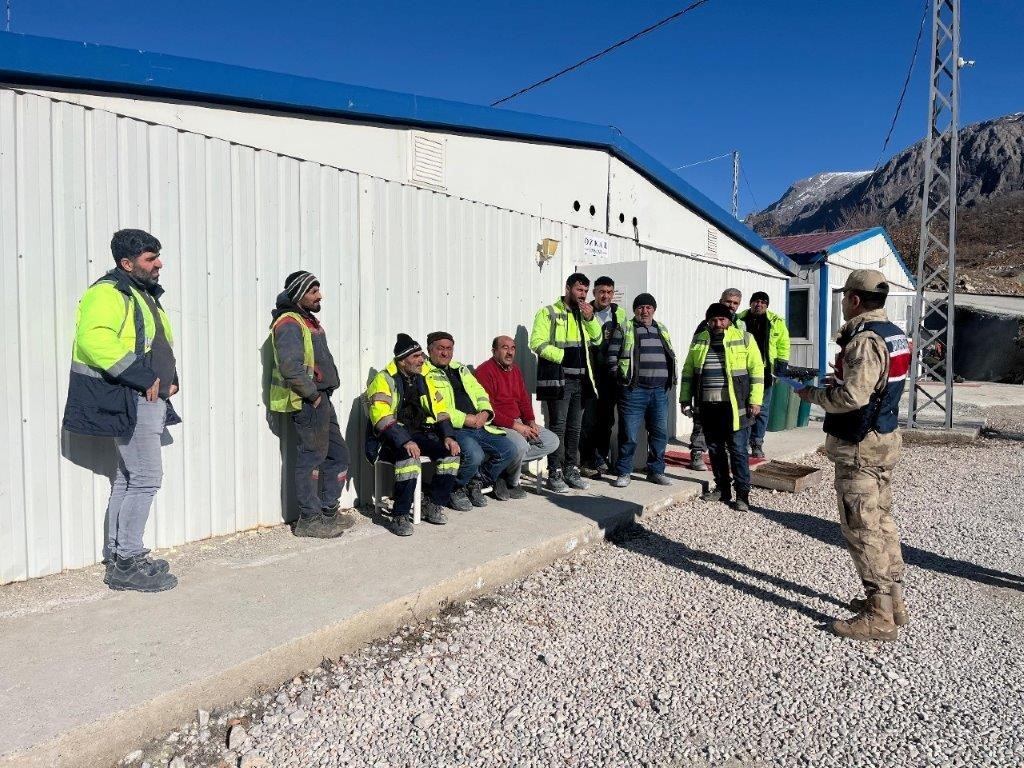 Jandarma ekipleri suç olaylarına karşı vatandaşları bilgilendiriyor