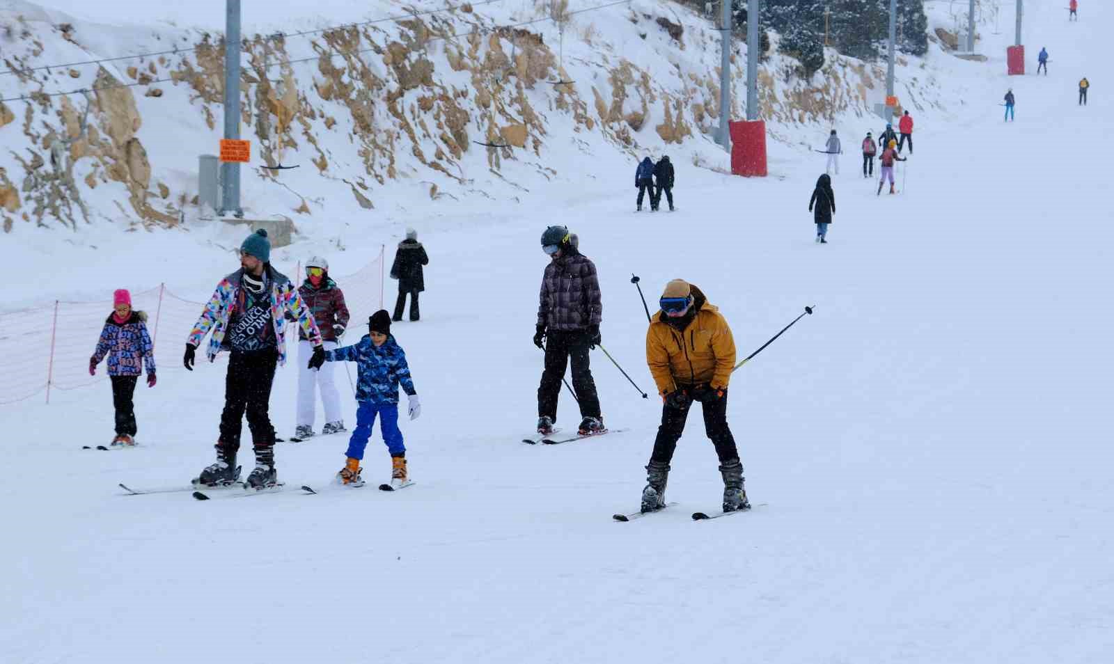 Ergan Dağı Kayak Merkezi’nde hafta sonu yoğunluğu