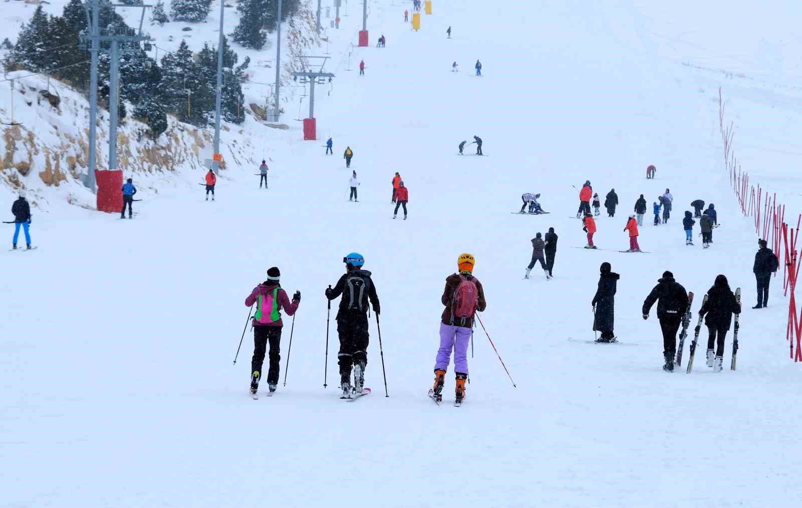 Ergan Dağı Kayak Merkezi’nde hafta sonu yoğunluğu