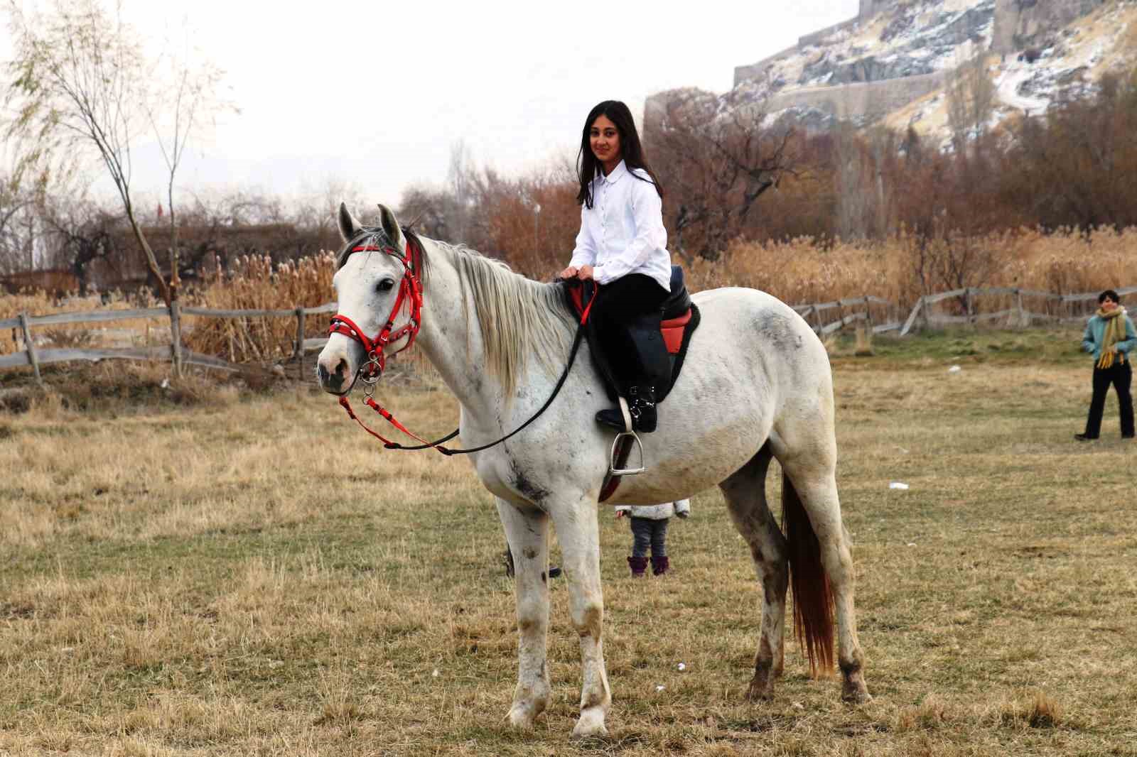 At çiftliğine ilgi büyük