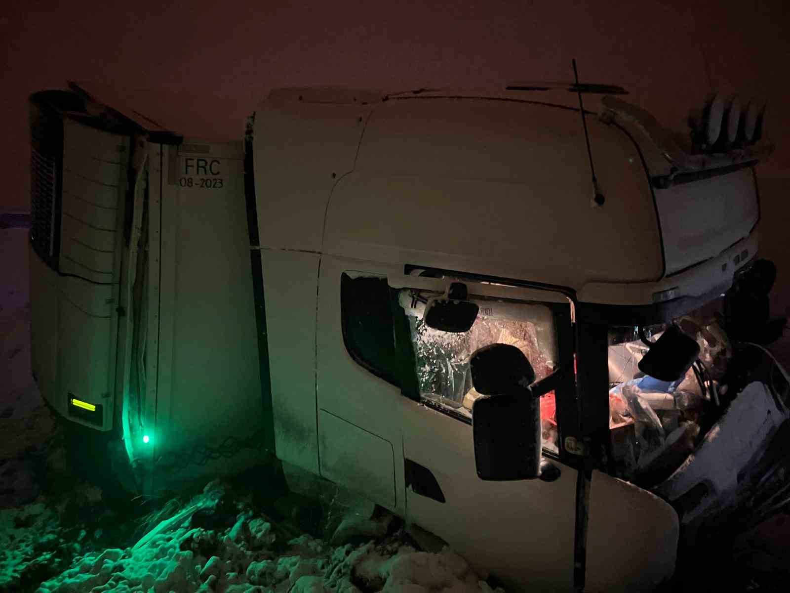 Bingöl’de balık yüklü tır yoldan çıktı: 1 yaralı